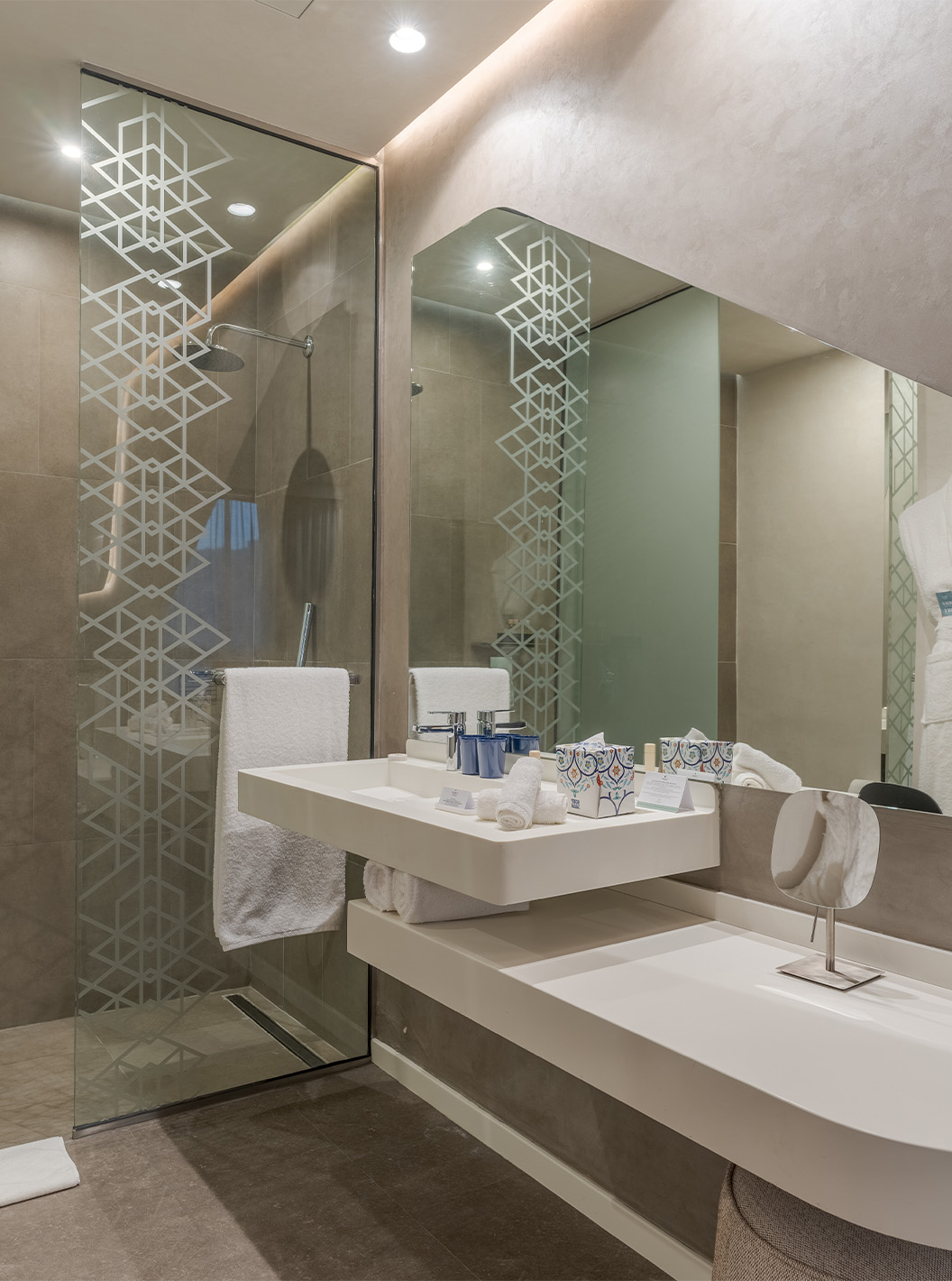 La Suite CR7 Junior Avenue del Pestana CR7 Marrakech tiene un baño con lavabo, espejo, ducha, amenities