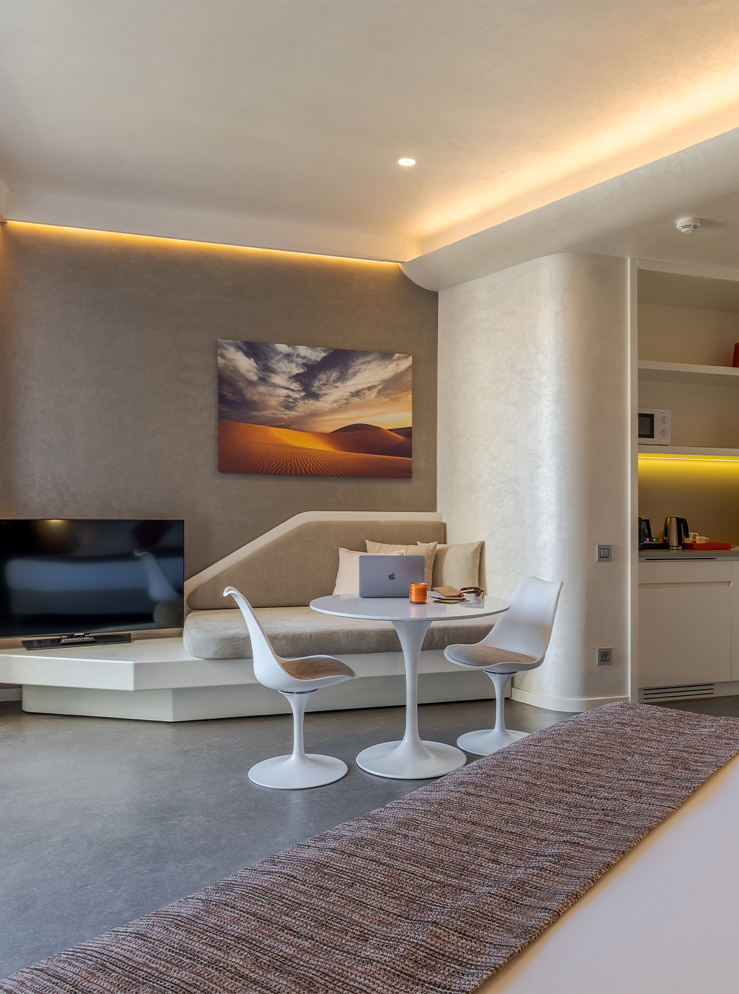 El Cuarto CR7 Avenue del Pestana CR7 Marrakech tiene una televisión con un sofá al lado, mesa, fregadero y un microondas