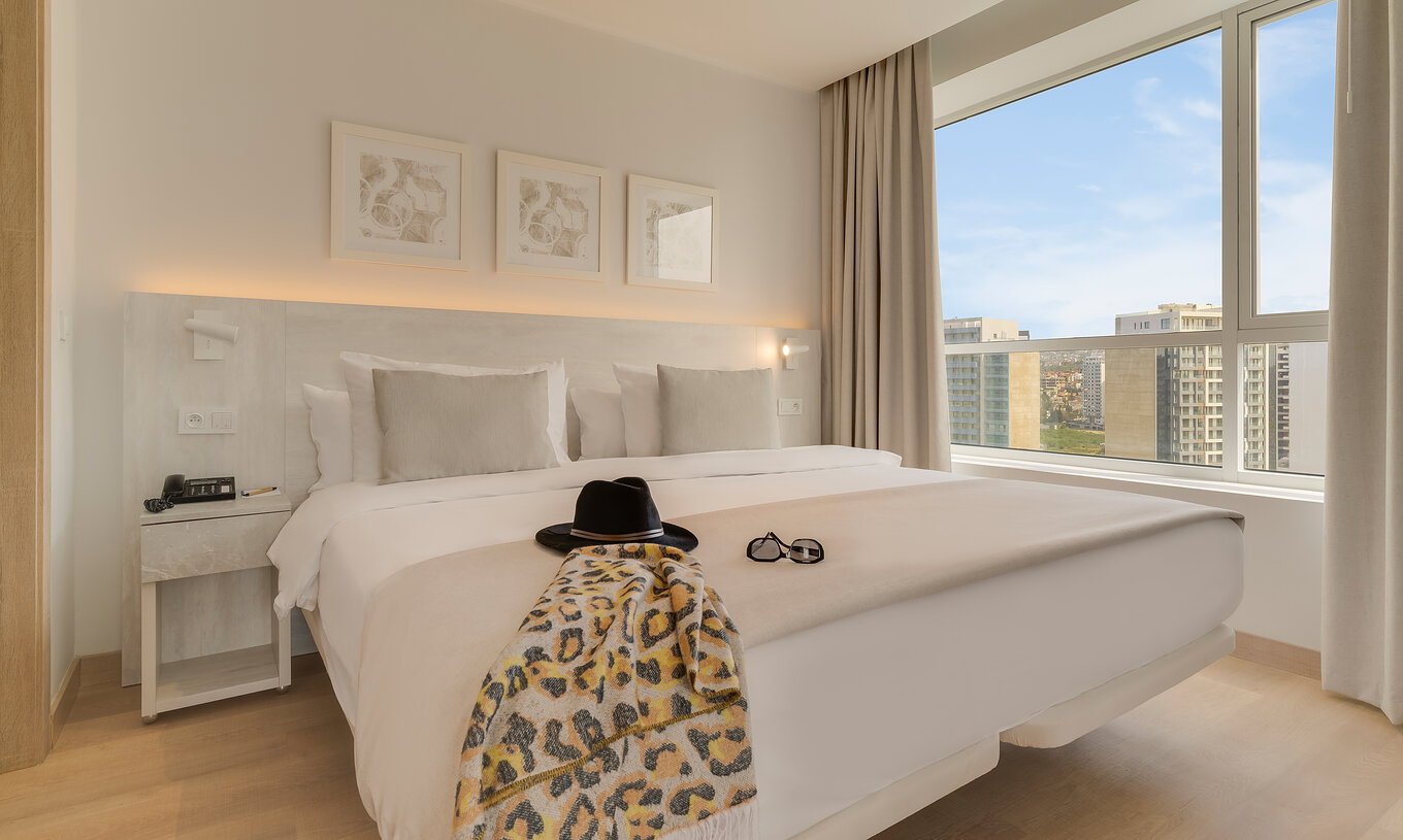 La Suite Premium del Pestana Tanger City Center cuenta con una cama de matrimonio, cabecero de piedra y ventana con vista