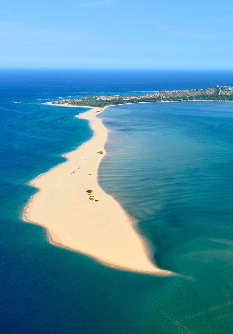 Descubra Mozambique y explore la belleza natural de las bahías con playas de arena blanca y aguas cristalinas.