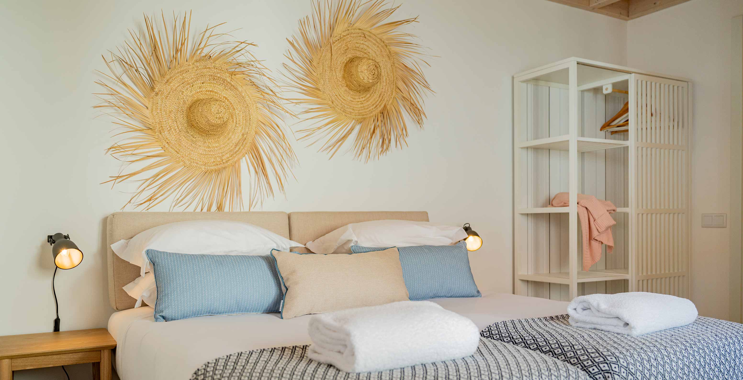 La Superior Villa de Pestana Comporta Village Residences tiene una cama doble con decoración de paja en la pared