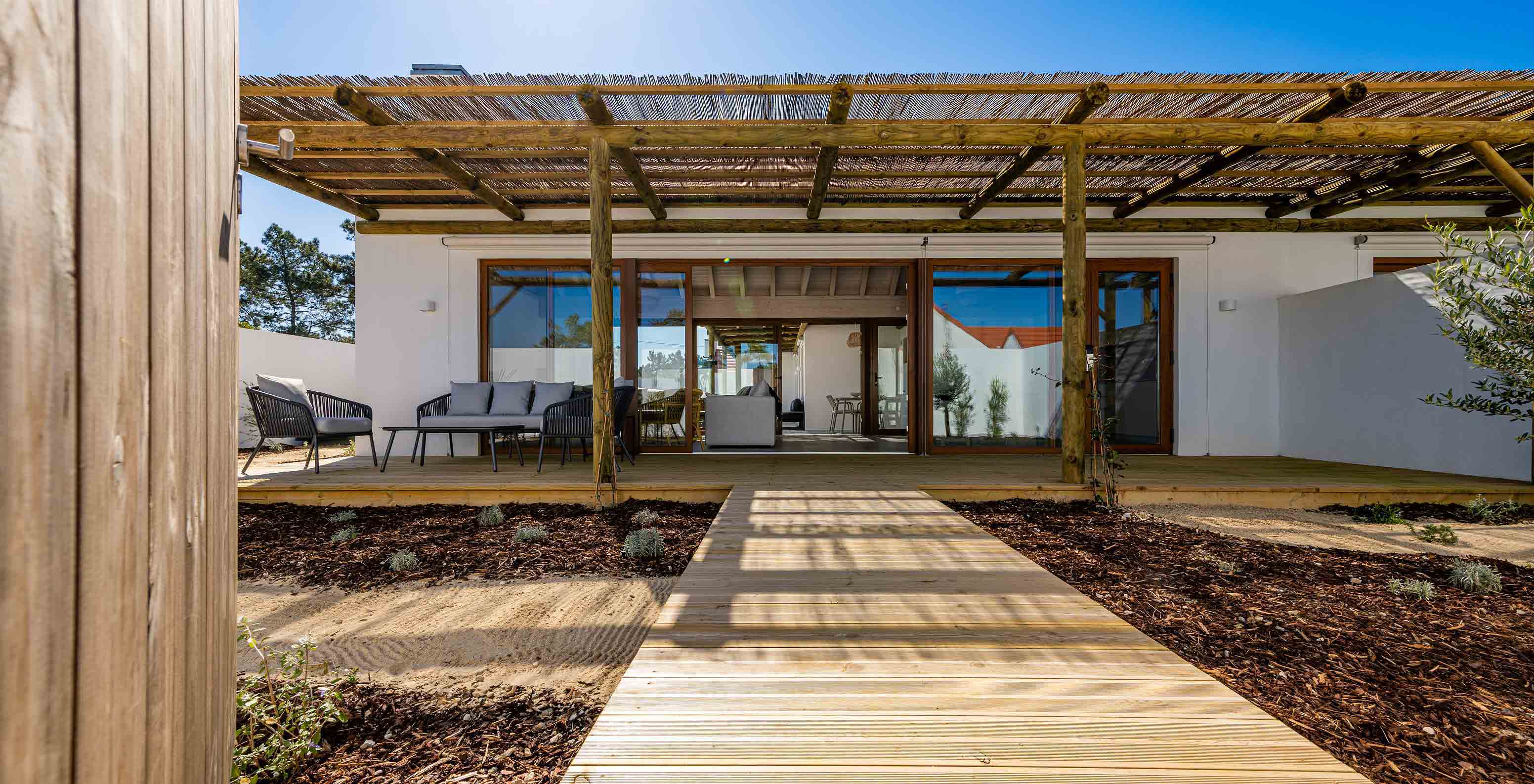 La Premium Villa de Pestana Comporta Village Residences tiene una entrada con deck de madera, pérgola y jardín