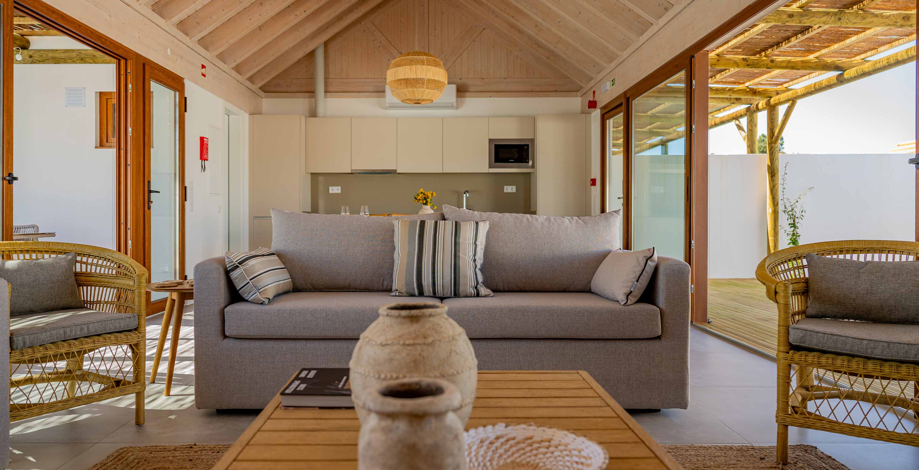 La Premium Villa de Pestana Comporta Village Residences tiene una sala luminosa con sofá y decoración