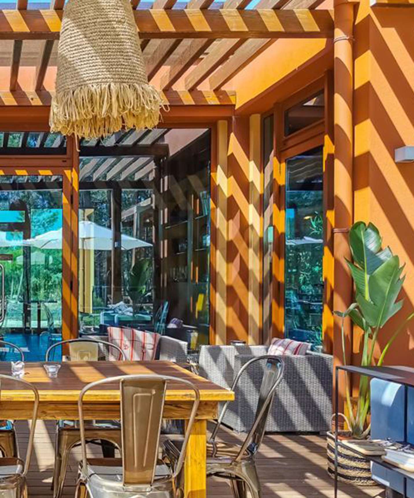 Restaurante Grão de Bico en el Pestana Tróia Eco Resort, con terraza agradable para relajarse en las sillas