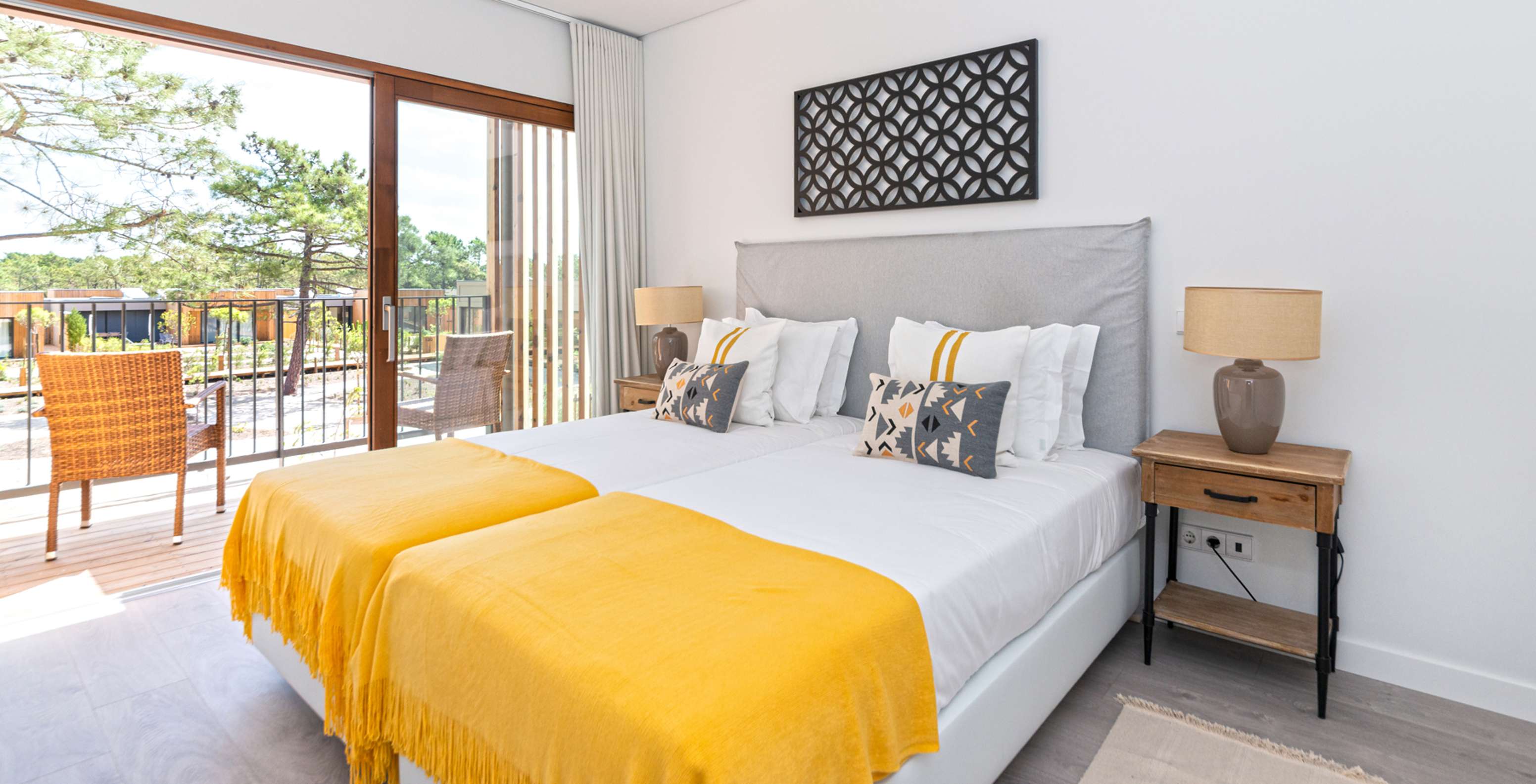 El Apartamento Eco Village 1º Piso del Pestana Tróia Eco Resort tiene dos camas  y una terraza con vista a la naturaleza