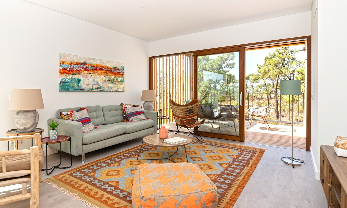 El Apartamento Eco Village 1º Piso Vistas del Pestana Tróia Eco Resort tiene una sala de estar con sofá y varias sillas