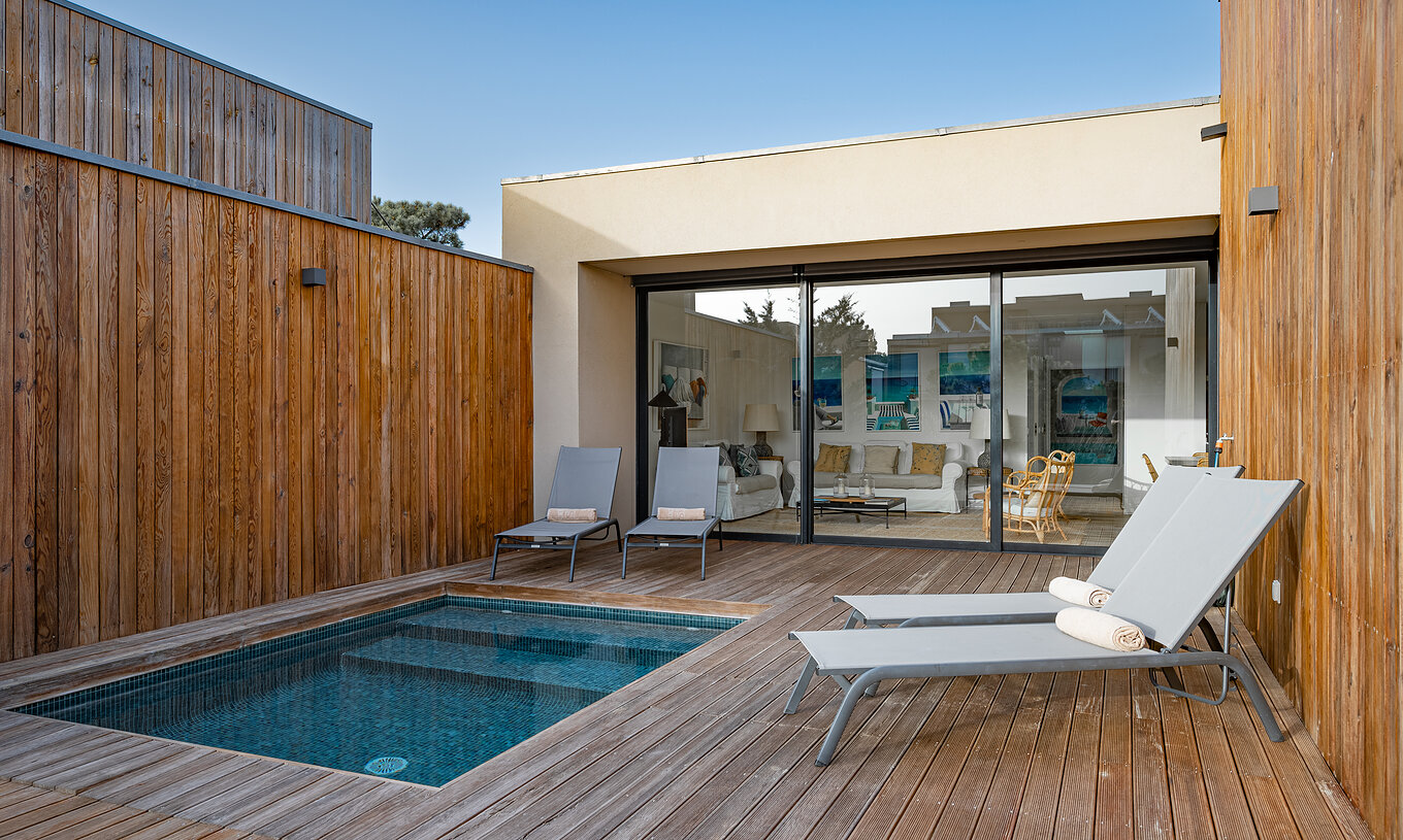 Las Pine Villas del Pestana Tróia Eco Resort tienen una piscina privada y dos tumbonas