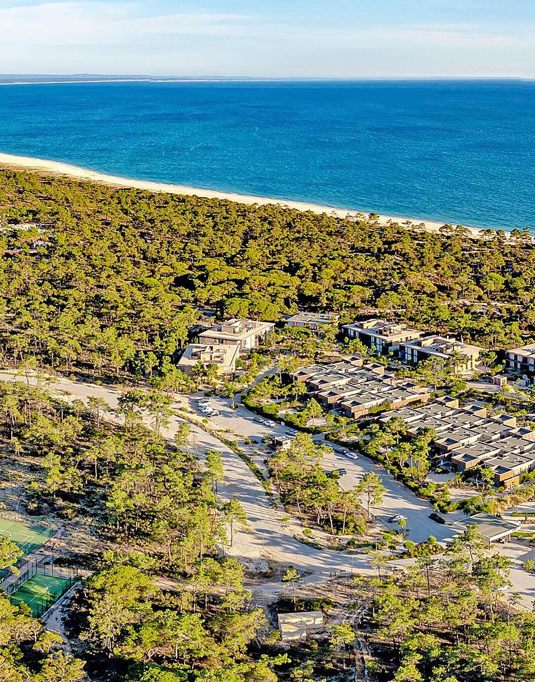 Vista aérea de Pestana Tróia Eco Resort, con vista a varias villas, naturaleza y el mar, cerca de Comporta