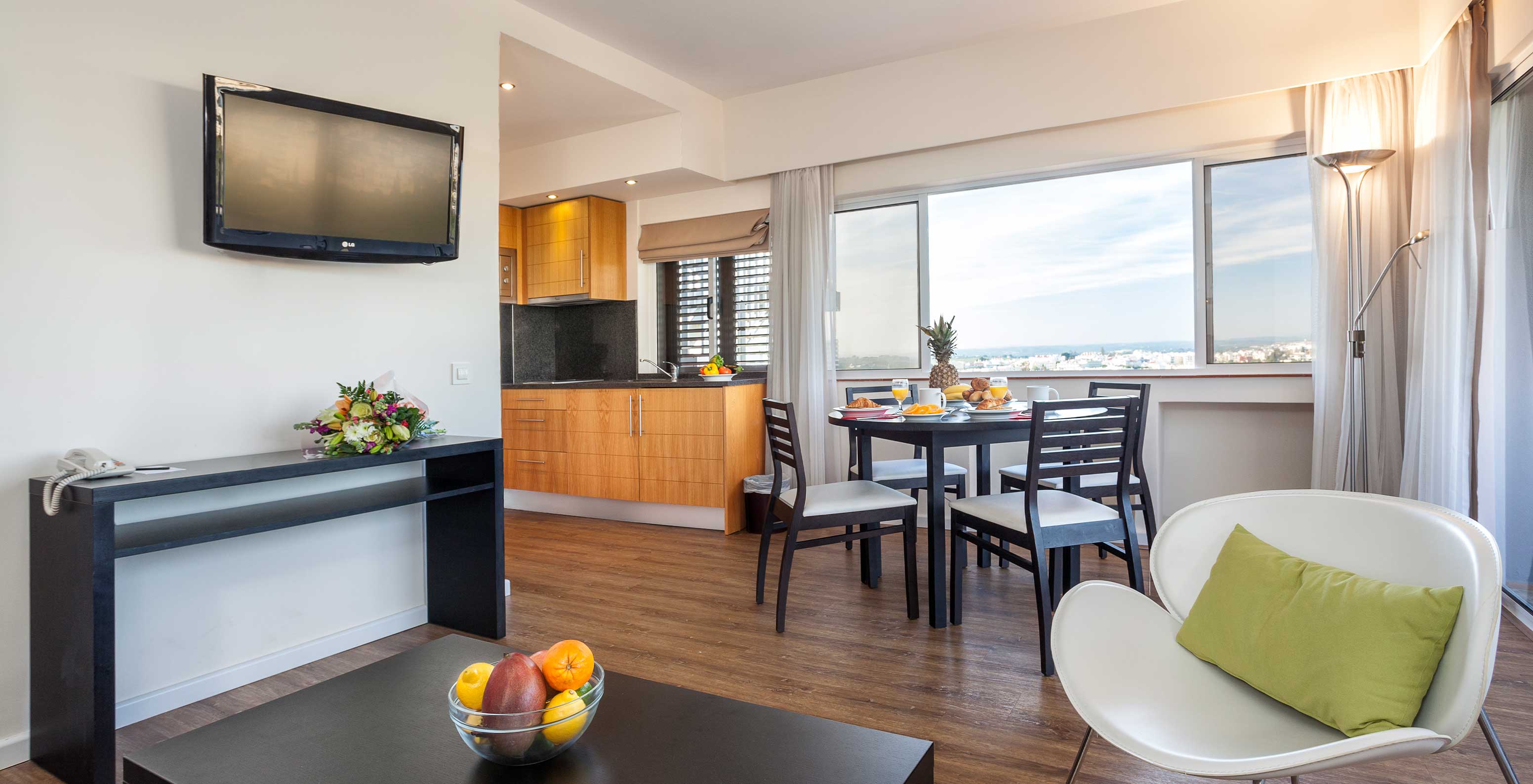 El Apartamento T1 Vista Jardín del Pestana Alvor Atlântico está equipado con una kitchenette y mesa donde puede comer