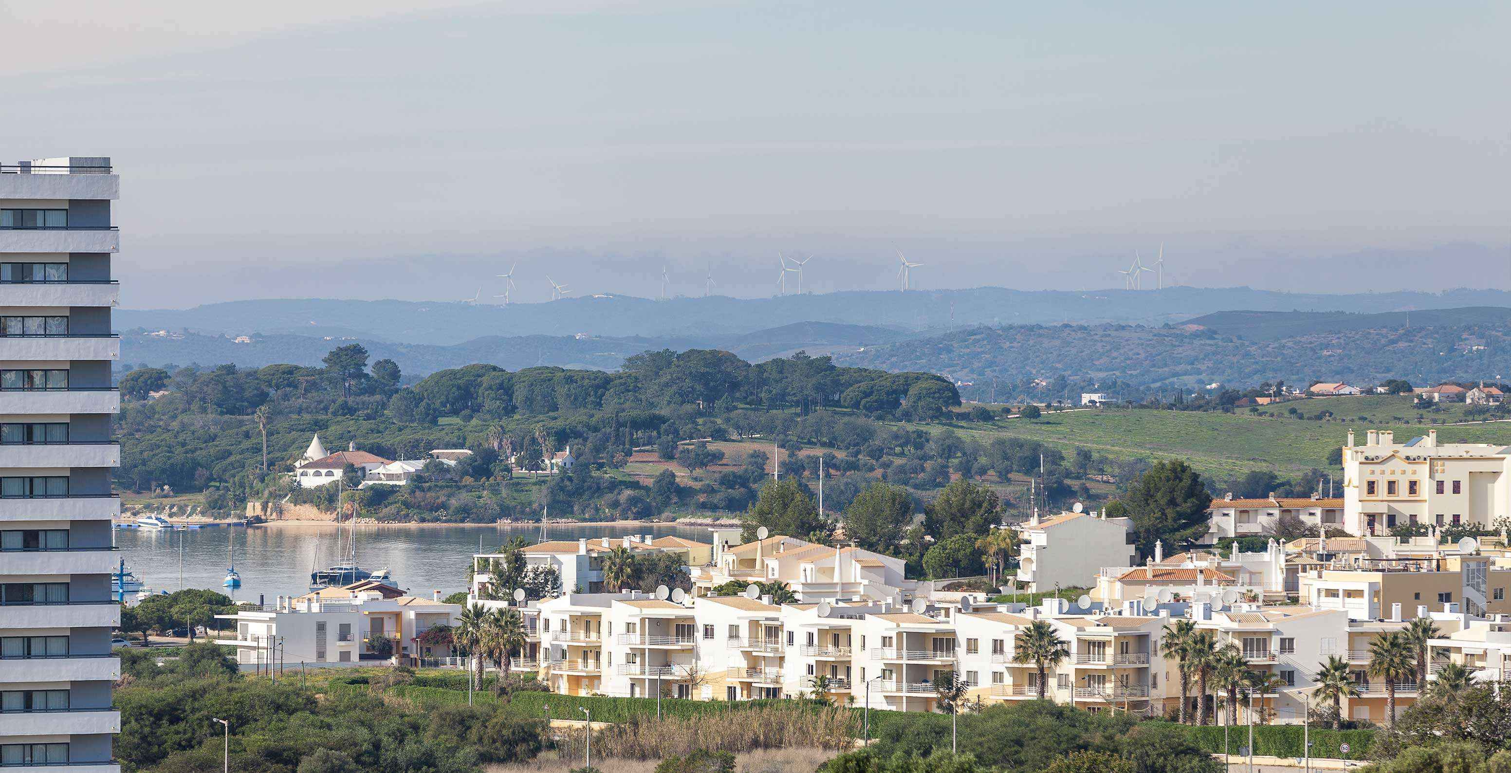 El Apartamento T1 Vista Jardín del Pestana Alvor Atlântico tiene vista al jardín, edificios y casas cercanas al hotel