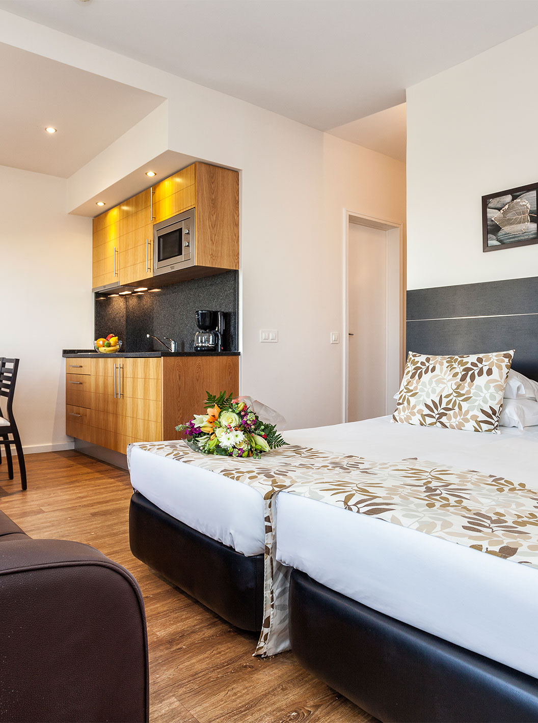 El Estudio Vista Mar del Pestana Alvor Atlântico es un apartamento con cama, sofá, mesa y también una kitchenette