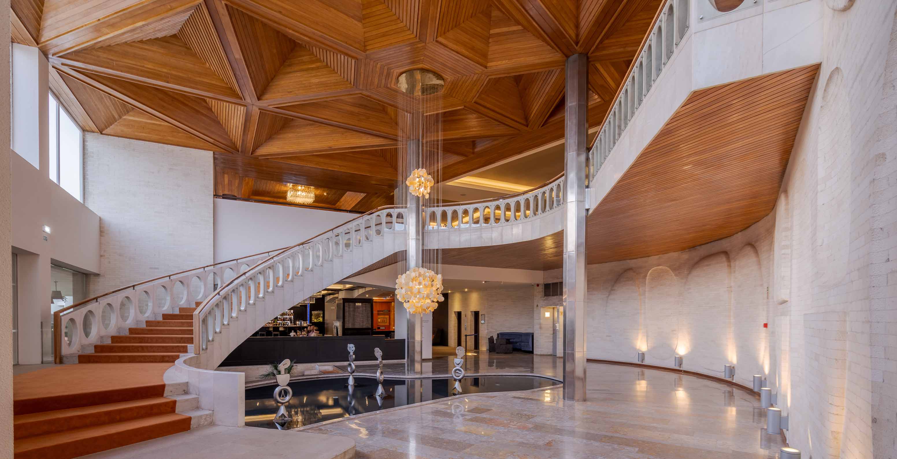 Escalera en tonos claros con alfombra naranja en el Lobby del Pestana Alvor Praia, Hotel con SPA y Piscina