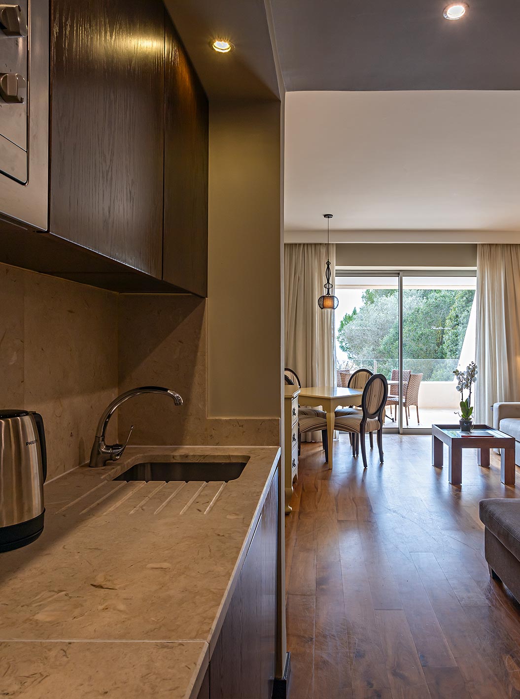 La Suite Cliff T1 en Pestana Alvor Praia tiene una cocina con acceso a la sala de estar, una tetera, tostadora y microondas