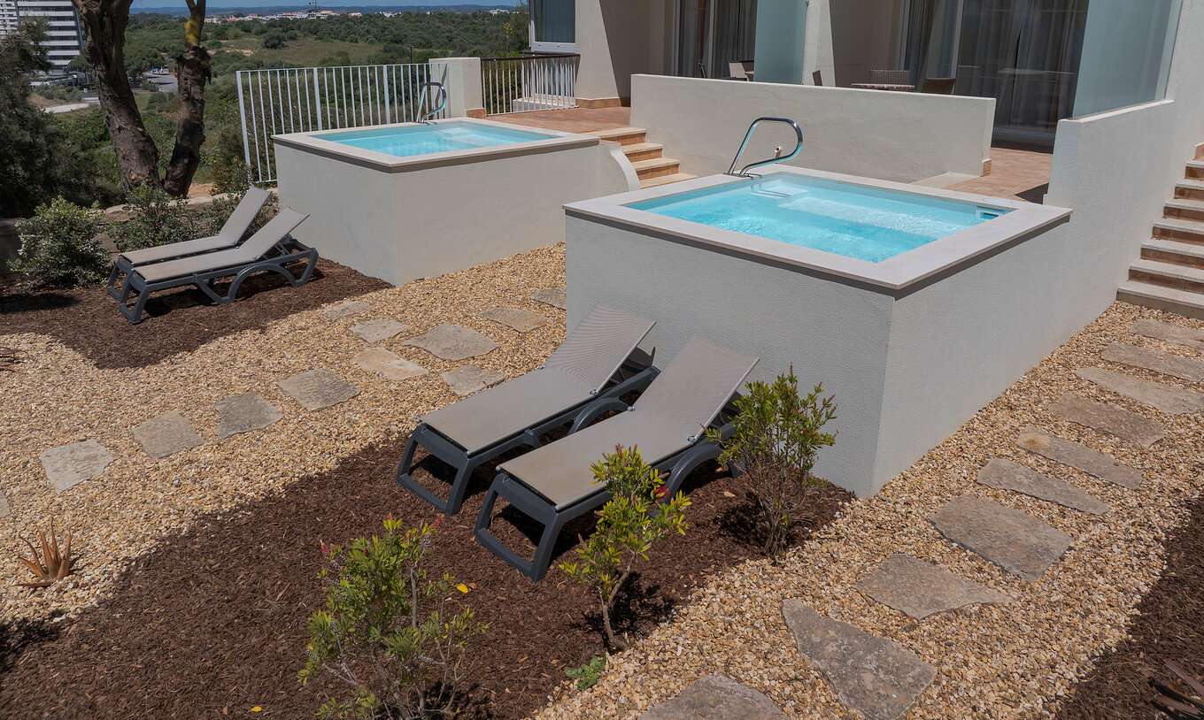 La Suite T2 Duplex Vista Mar del Pestana Alvor Praia tiene terraza, piscina de inmersión privada y tumbonas
