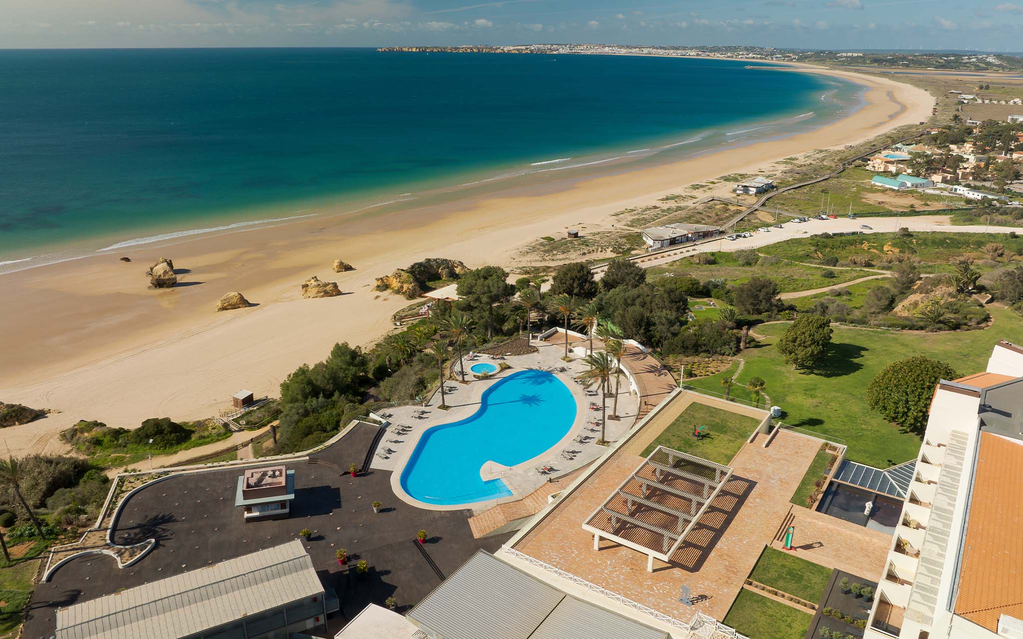 Vista superior de la piscina de Pestana Alvor Praia, con acceso directo a la playa de los Três Irmãos
