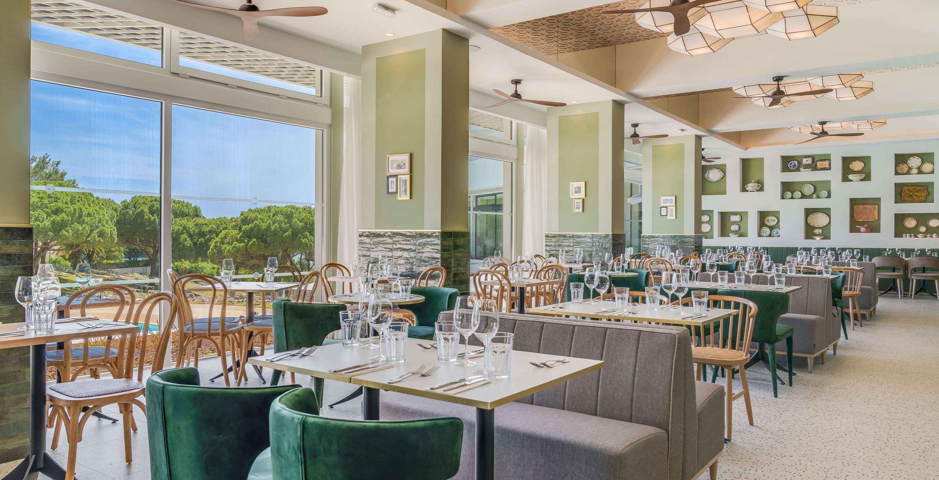 El restaurante Luigi, del Hotel Todo Incluido en Algarve, tiene mesas con sofás y sillas cómodas para disfrutar de una comida