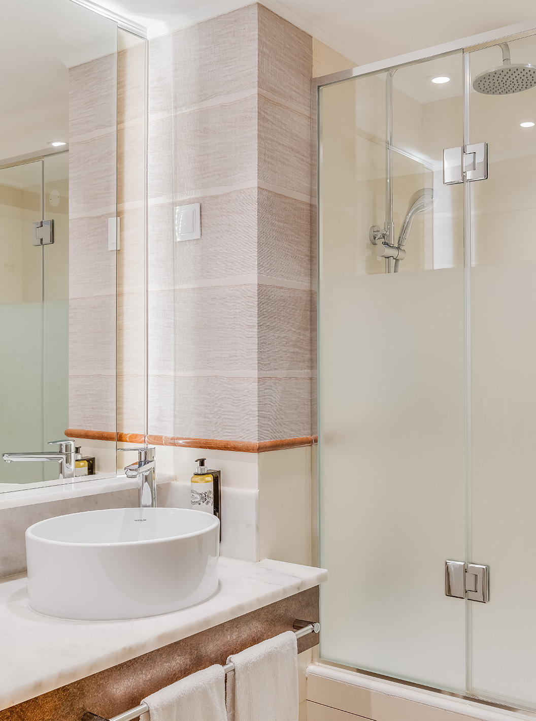 El Cuarto Clásico Vista Mar del Pestana Blue Alvor Beach tiene baño con lavabo, espejo y ducha