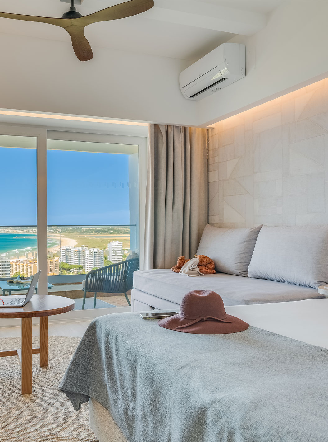 El Cuarto Familiar del Pestana Blue Alvor Beach tiene cama doble, sofá y balcón con vista al mar o jardín