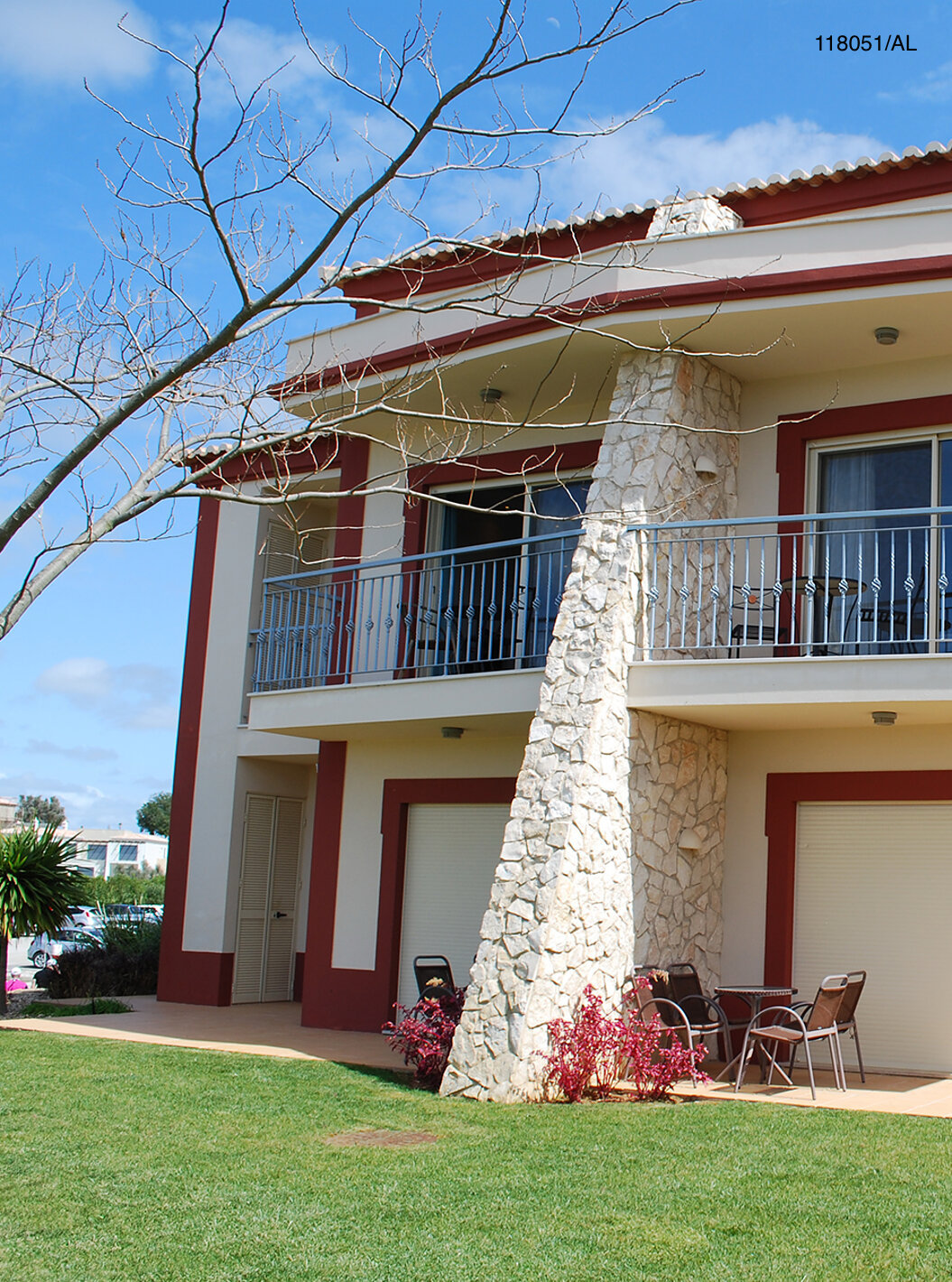 El apartamento Pestana Carvoeiro Golf T1 Superior tiene un patio exterior con balcón y césped