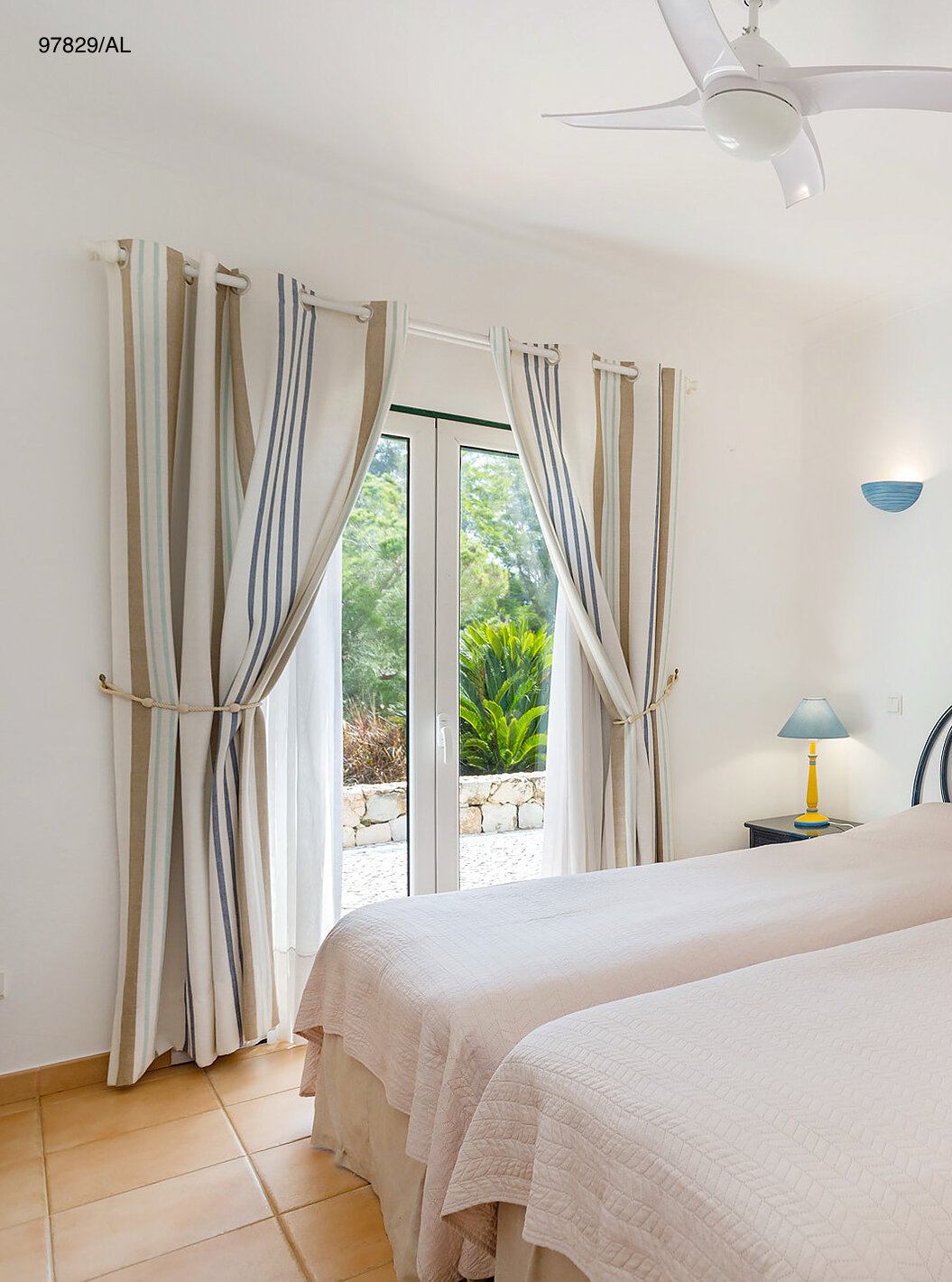 El apartamento Pestana Carvoeiro Golf T2 Estándar tiene un dormitorio con dos camas individuales y una mesita de noche