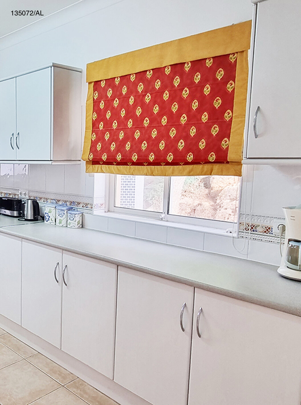 La villa Pestana Carvoeiro Golf V3 Estándar tiene una cocina equipada con gabinetes blancos y electrodomésticos