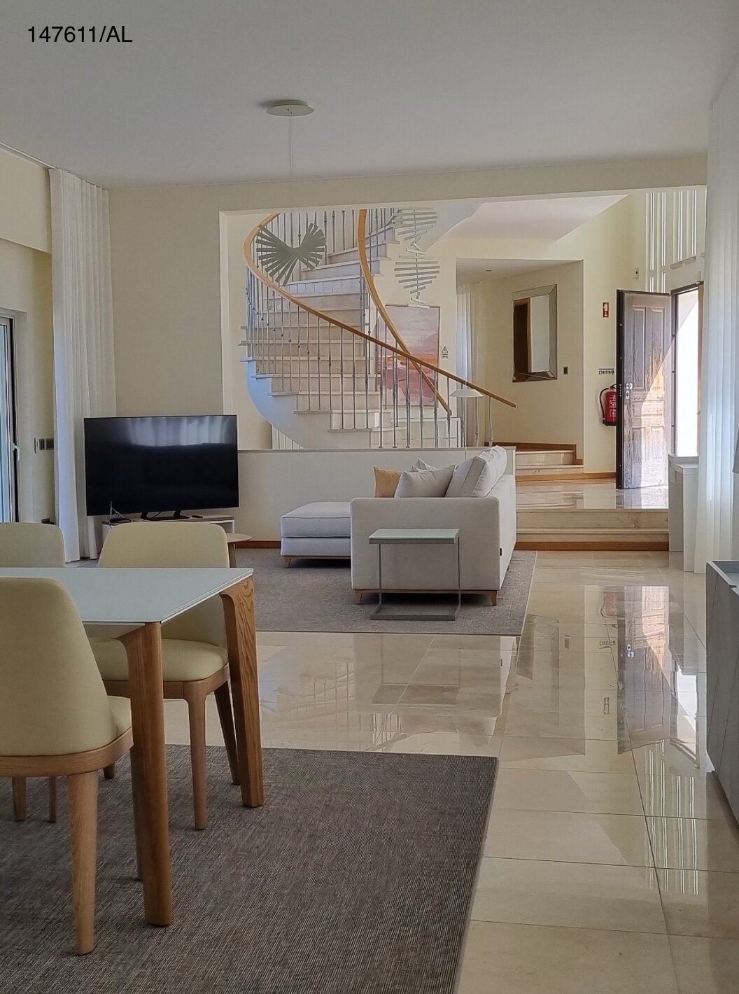 La villa Pestana Carvoeiro Golf V5 Superior tiene una sala de estar espaciosa con mesa de comedor, sillas y TV