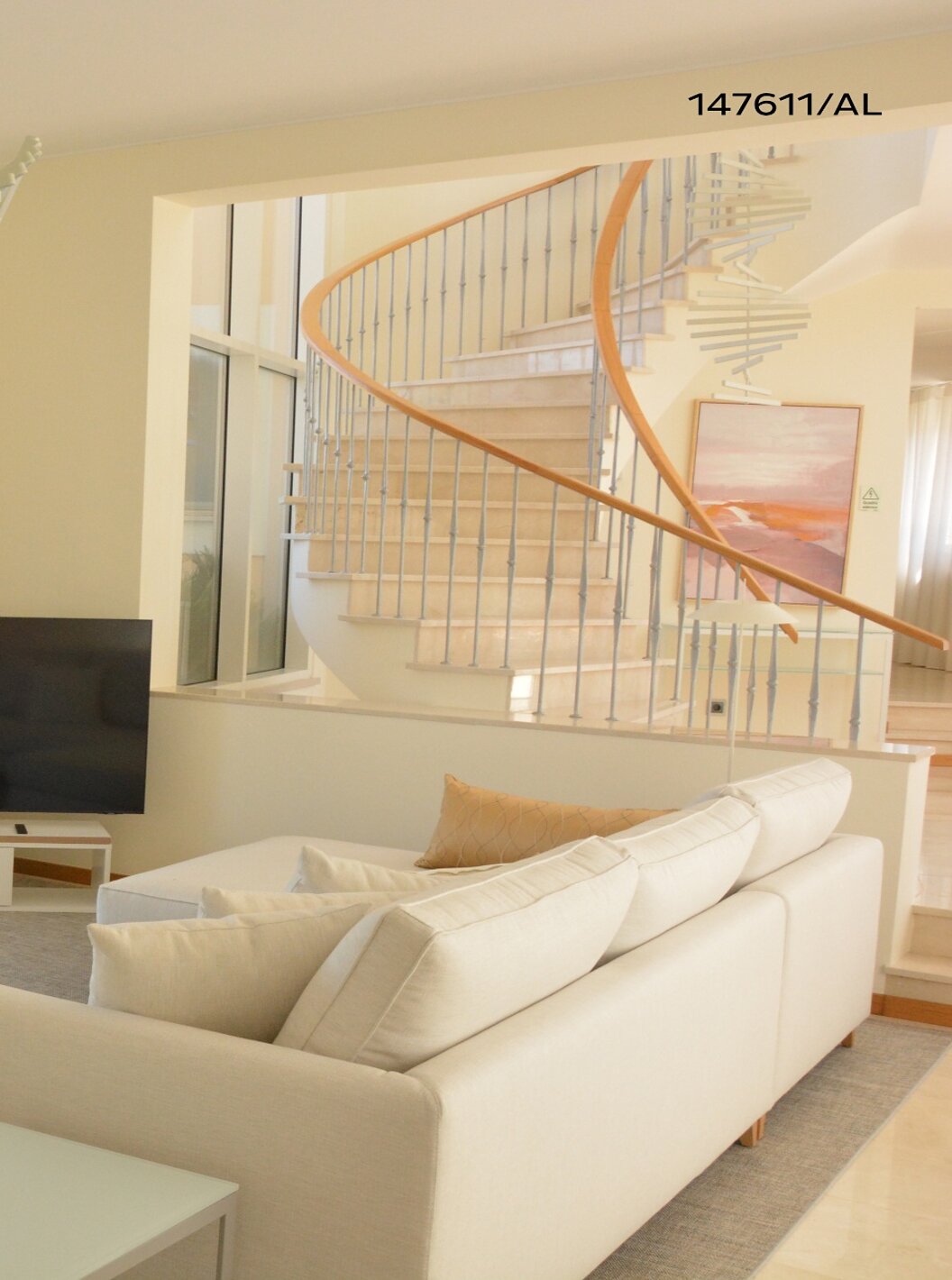 La villa Pestana Carvoeiro Golf V5 Superior tiene una sala de estar con sofá beige, mesa y TV