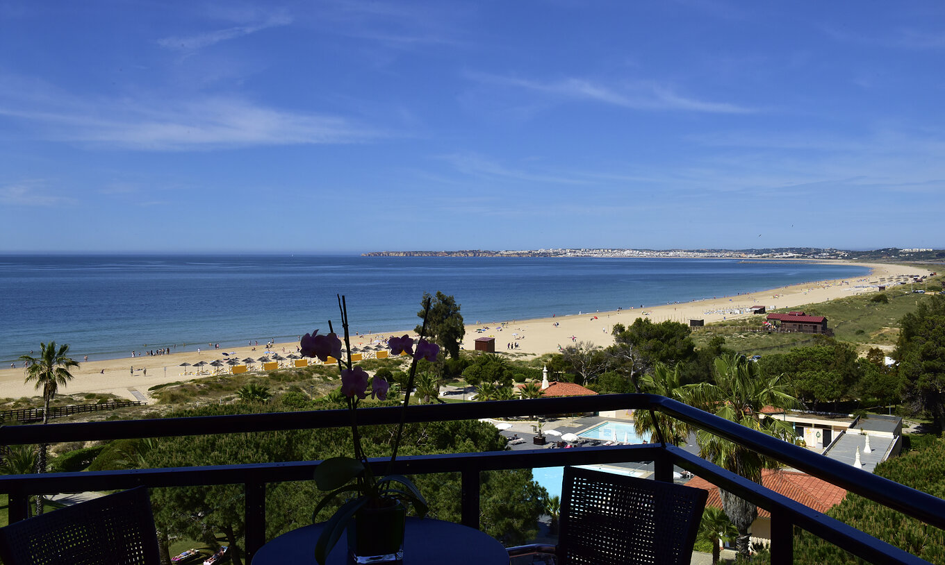 El Deluxe Superior del Pestana Dom João II cuenta con una terraza con vista a la playa que tiene acceso por el hotel