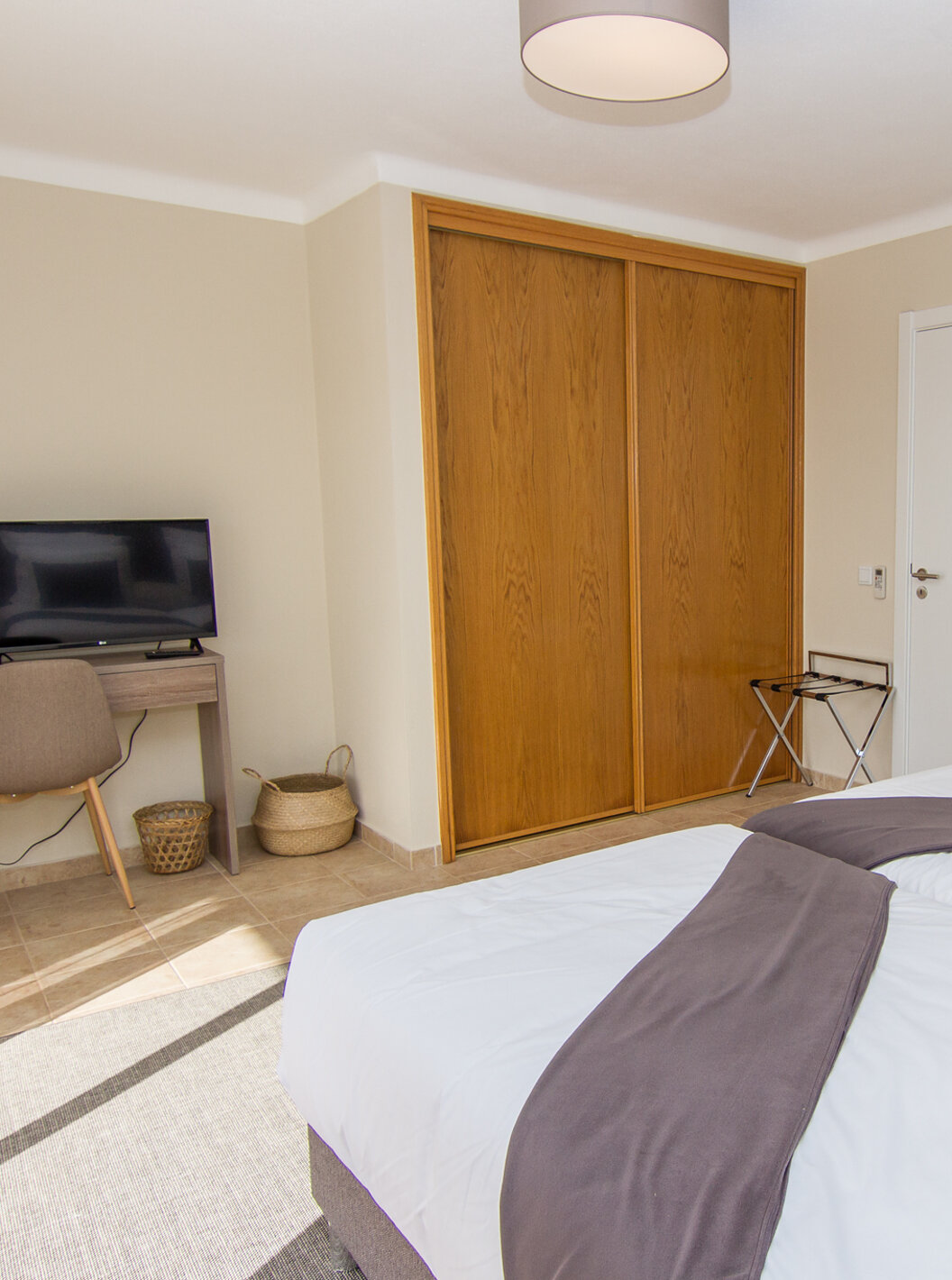 El Apartamento T1 del Pestana Gramacho Residences tiene un espejo en la pared, aire acondicionado, armario y un televisor