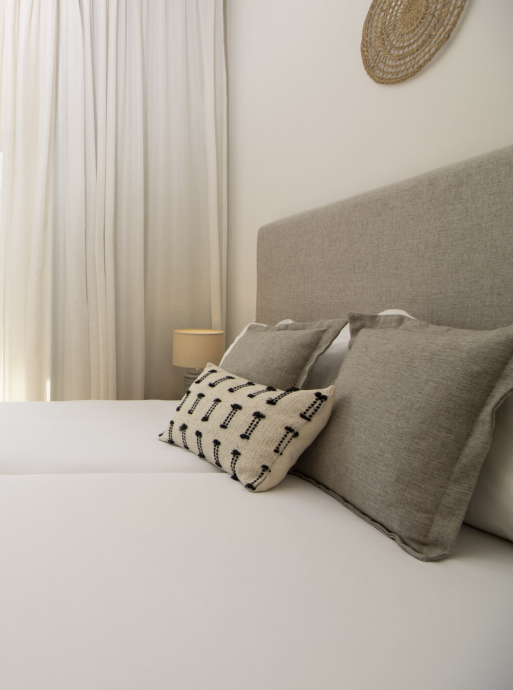 El Apartamento T2 Superior del Pestana Palm Gardens tiene una cama con almohadas, una ventana que da acceso a una terraza