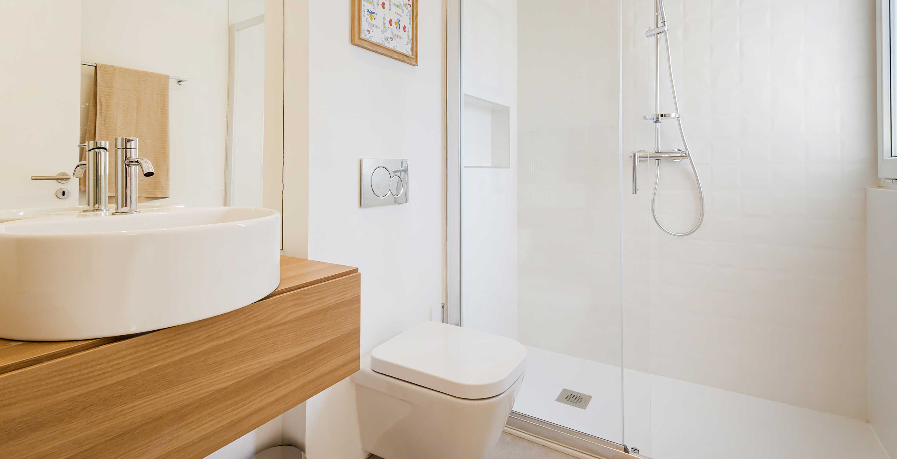 Apartamento en Pestana Valley Nature Village con un lavabo, un inodoro y una ducha