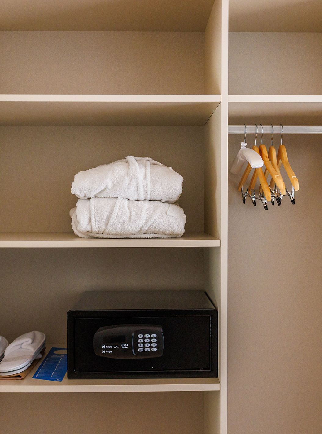 El Familiar Vista Jardín en Pestana Vila Sol - Vilamoura tiene armario con caja fuerte, dos albornoces y zapatillas