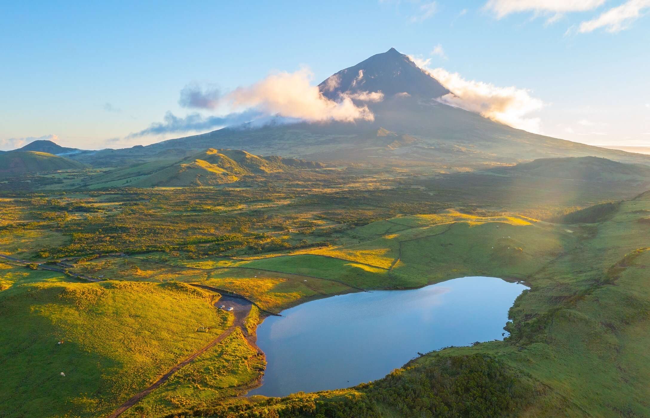 La Montaña del Pico es la más alta de Portugal, y se eleva imponente sobre el paisaje verde de la isla