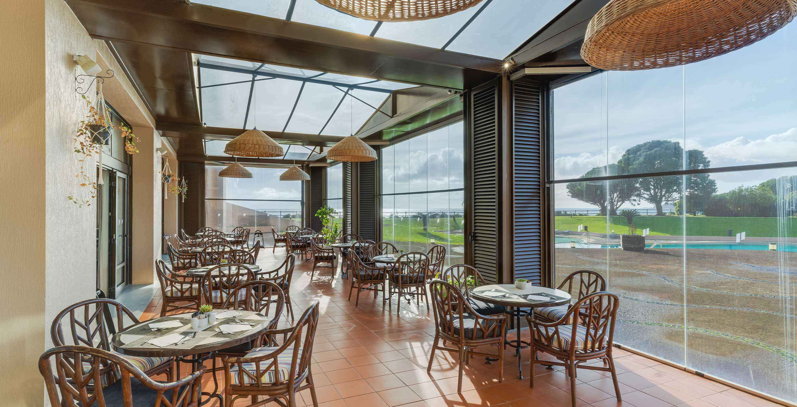 El restaurante Lugar da Praia, del Hotel en Azores, tiene una terraza cubierta donde puedes comer mientras ves la piscina