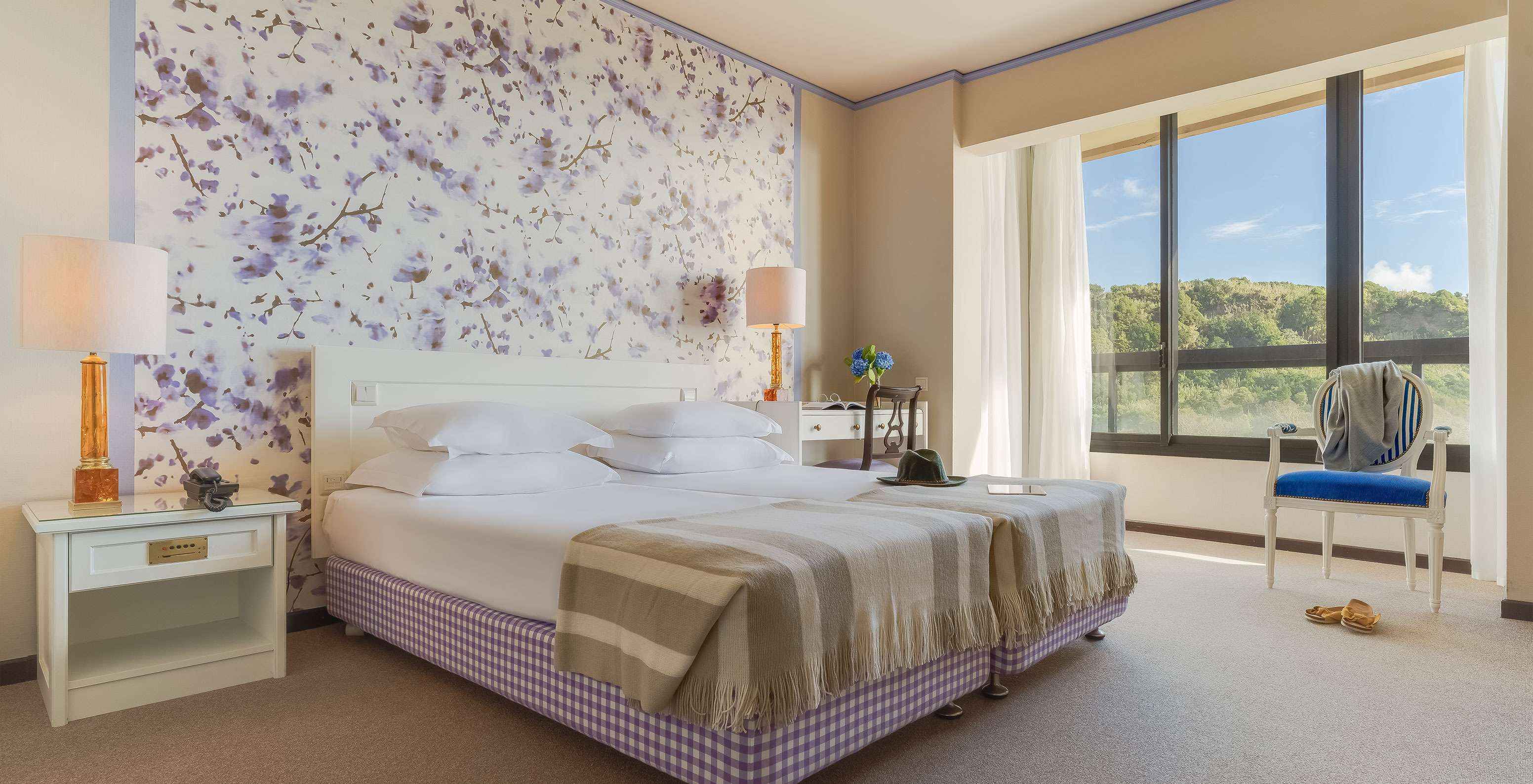 El Standard Vista Jardín del Pestana Bahia Praia es un cuarto espacioso con dos camas, mesita y escritorio