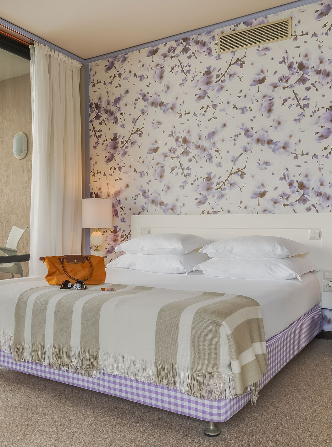 El Standard Vista Mar del Pestana Bahia Praia tiene una cama doble, con 4 almohadas y un balcón con vista al mar al lado