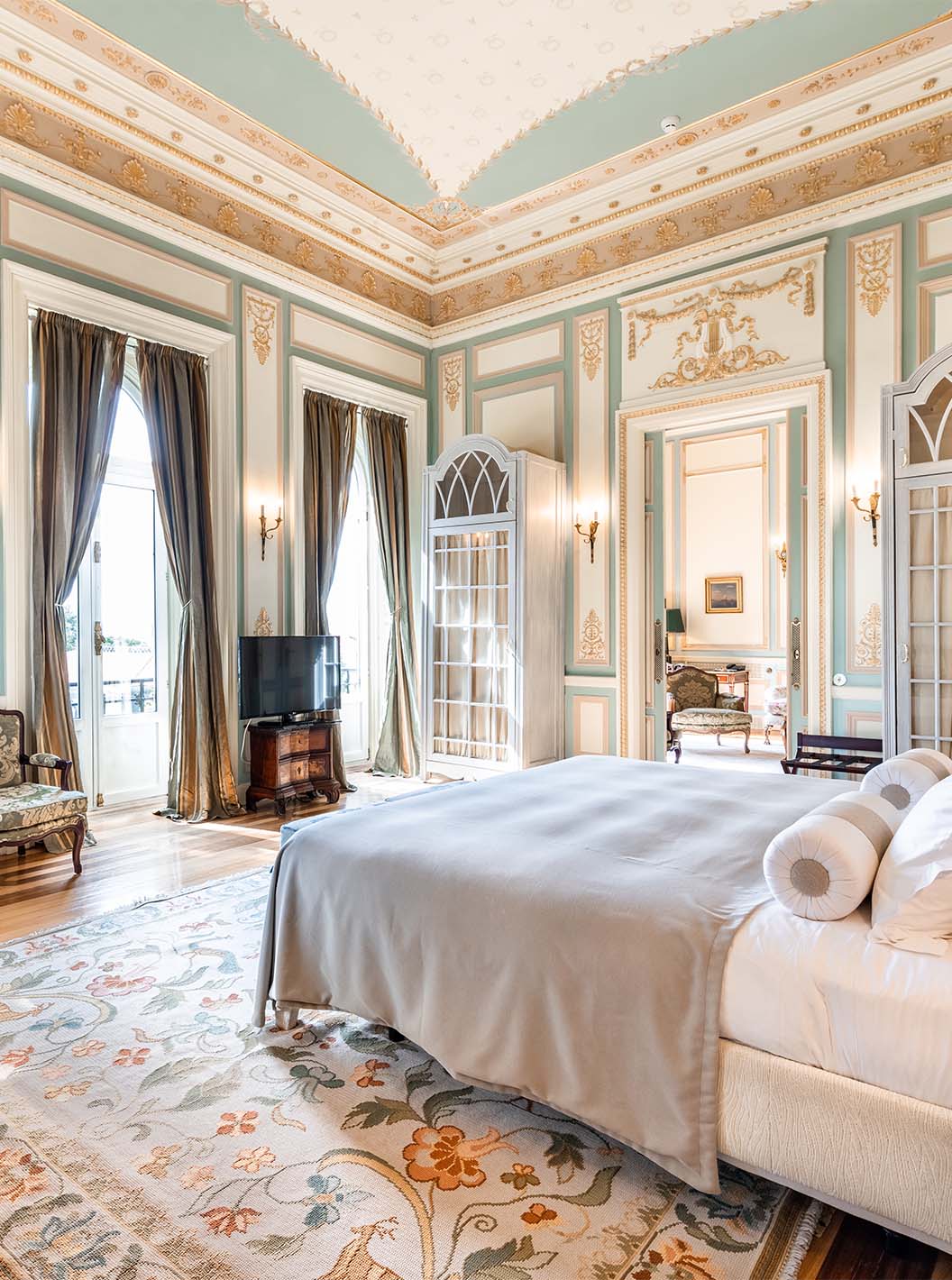 La Suite D. Manuel/ D. Luís Filipe del Pestana Palace Lisboa tiene un dormitorio grande con tres ventanas con vista al jardín