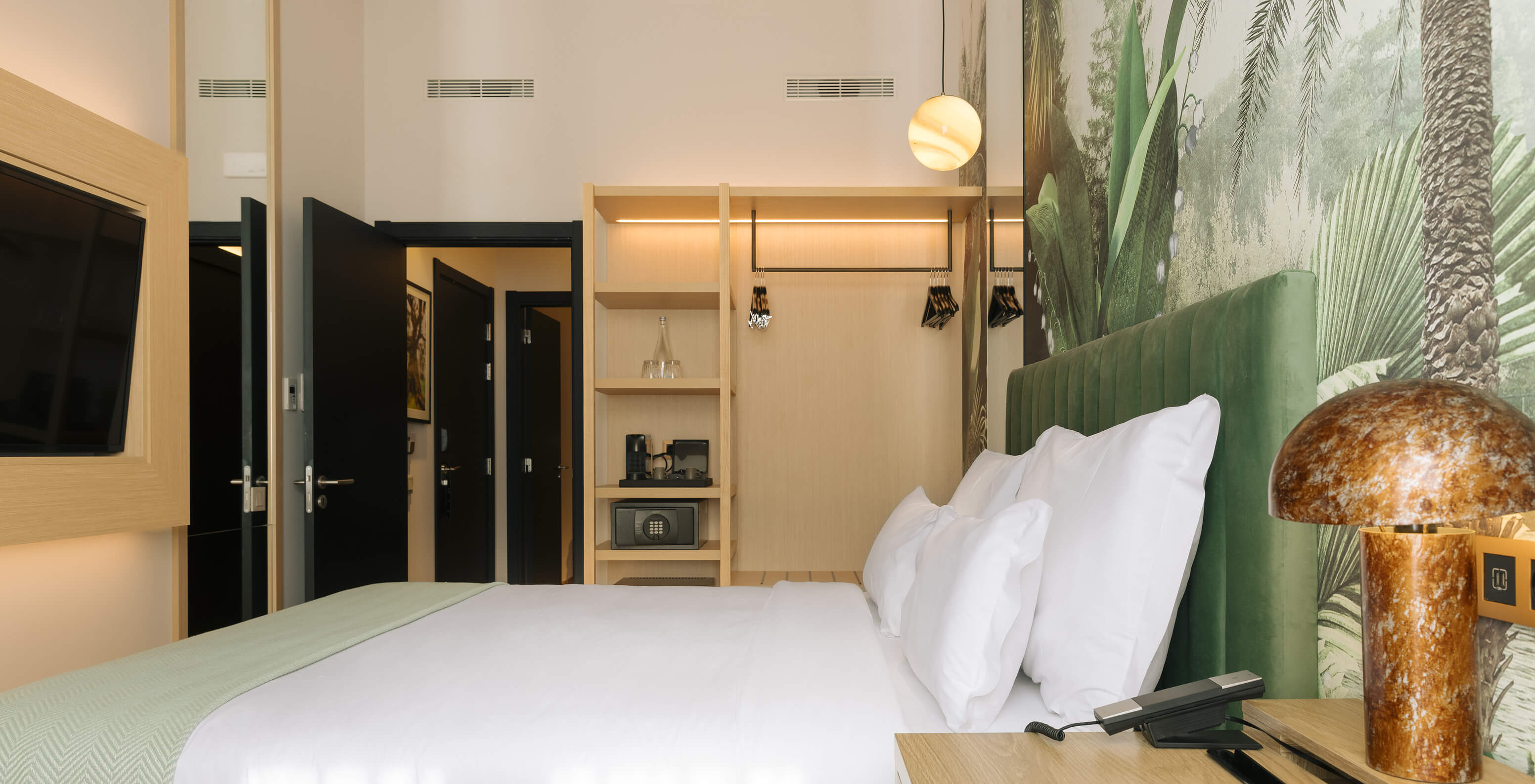 La Suite Familiar del Pestana Rua Augusta Lisboa tiene una cama de matrimonio con televisión en frente y ventana