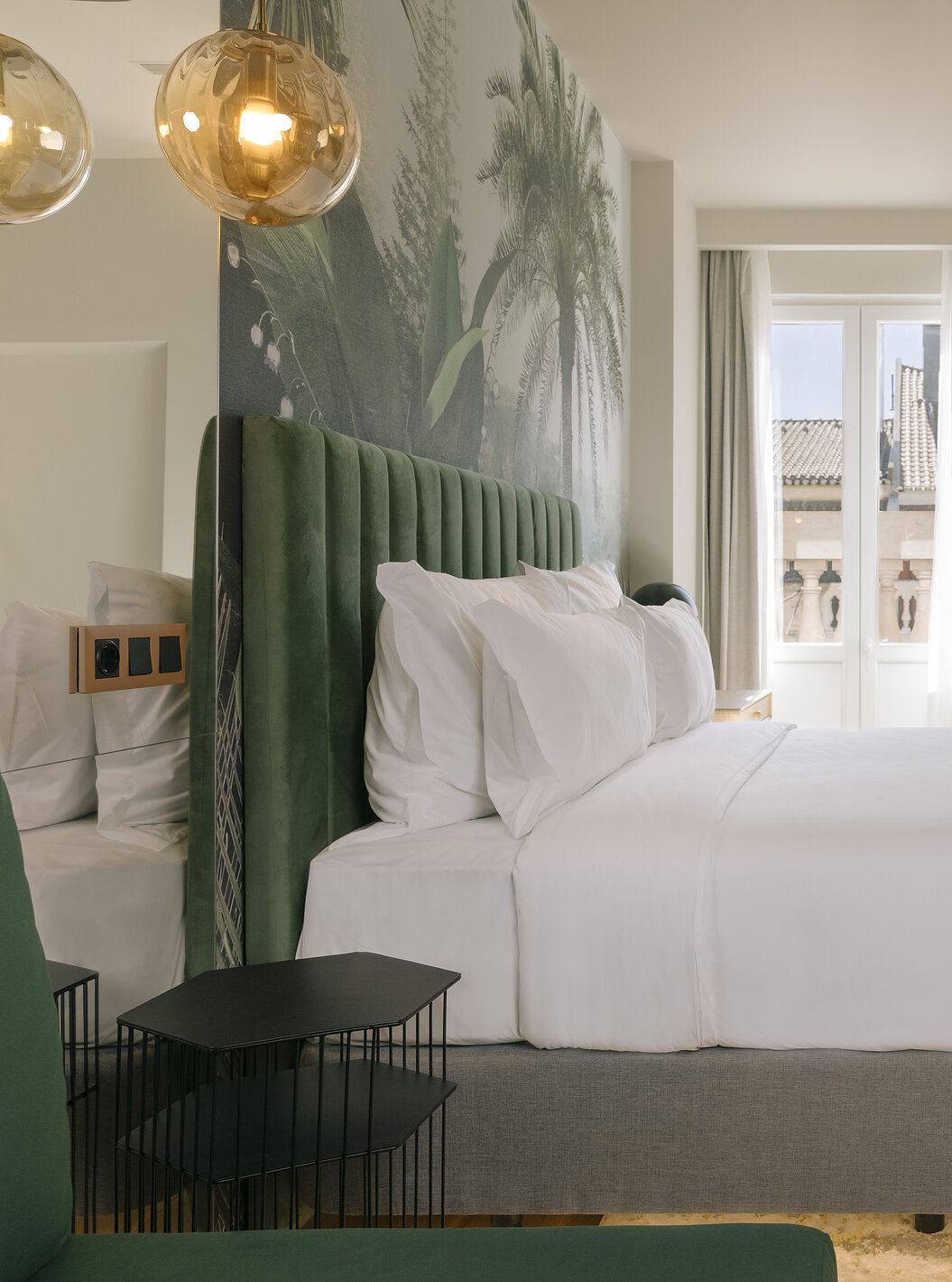 El Superior Plus del Pestana Rua Augusta Lisboa tiene una cama de matrimonio, papel pintado de palmeras y ventana