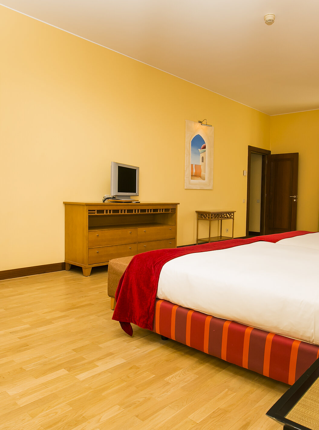 La Deluxe Suite Mezzanine del Pestana Sintra Golf tiene dos camas, una pequeña televisión y ventana con terraza