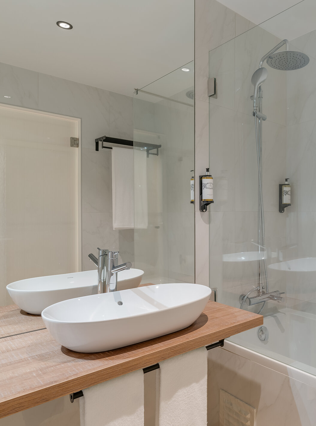 El Familiar - Clubhouse del Pestana Sintra Golf tiene un baño moderno con bañera y lavabo con espejo