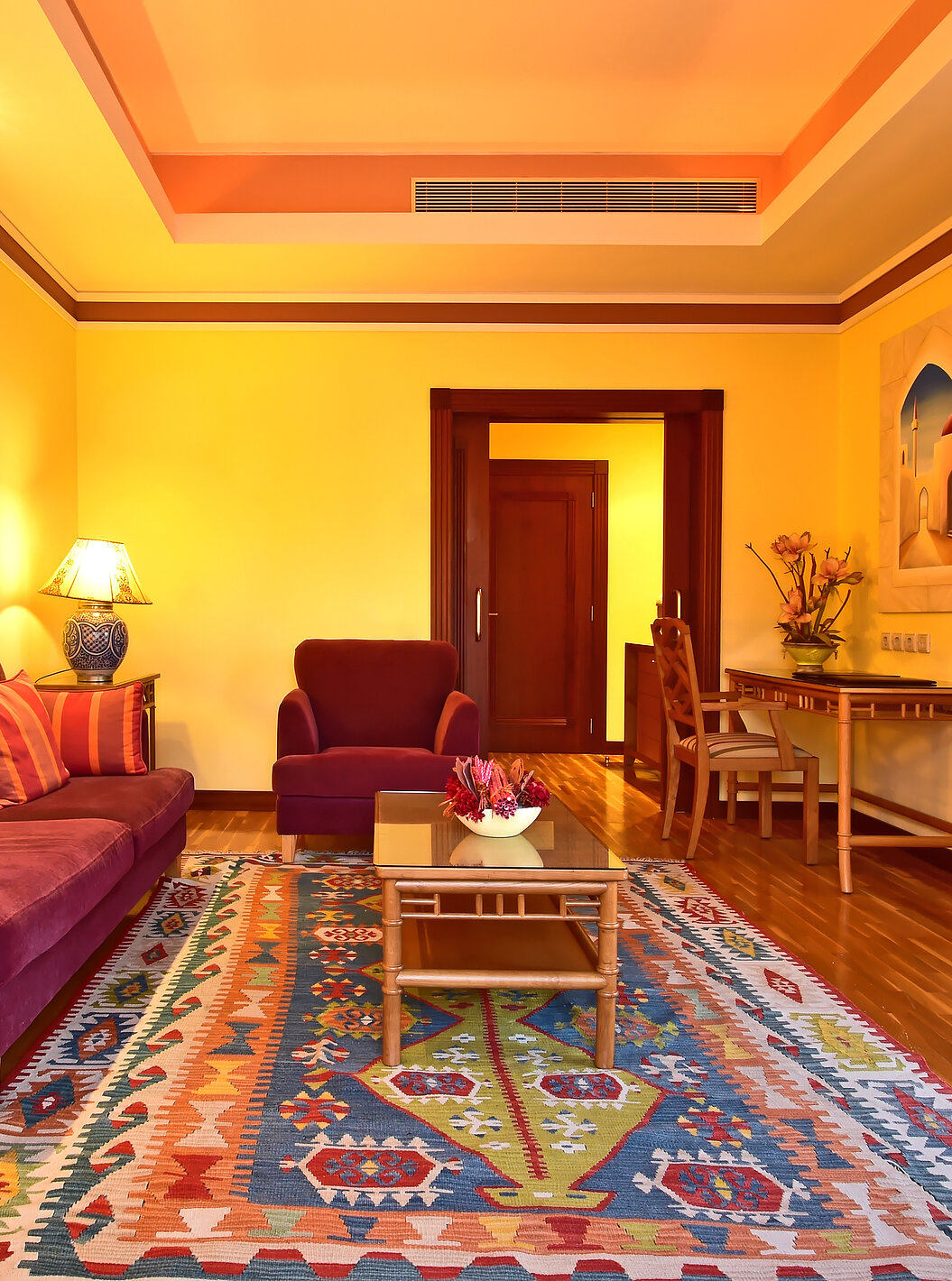 La Suite Superior del Pestana Sintra Golf tiene una sala con sofá, una poltrona y escritorio con silla