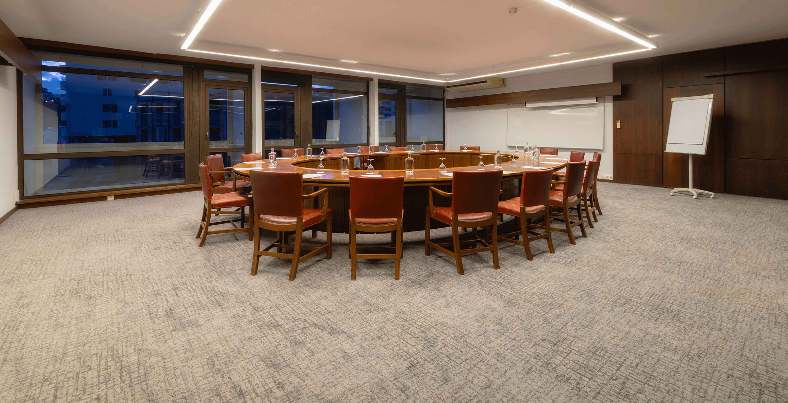 Sala de reuniones en Pestana Casino Park, hotel en Funchal frente al mar, con spa y piscina