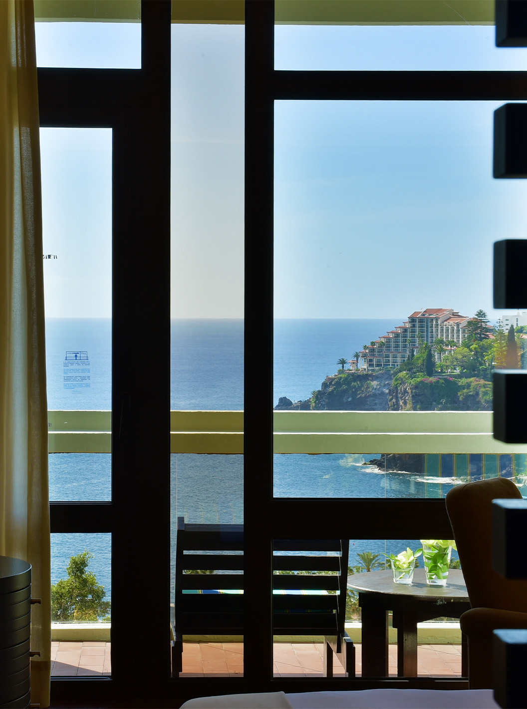 La Suite Vista Tierra del Pestana Casino Park tiene televisión y balcón con mesa y vista al mar