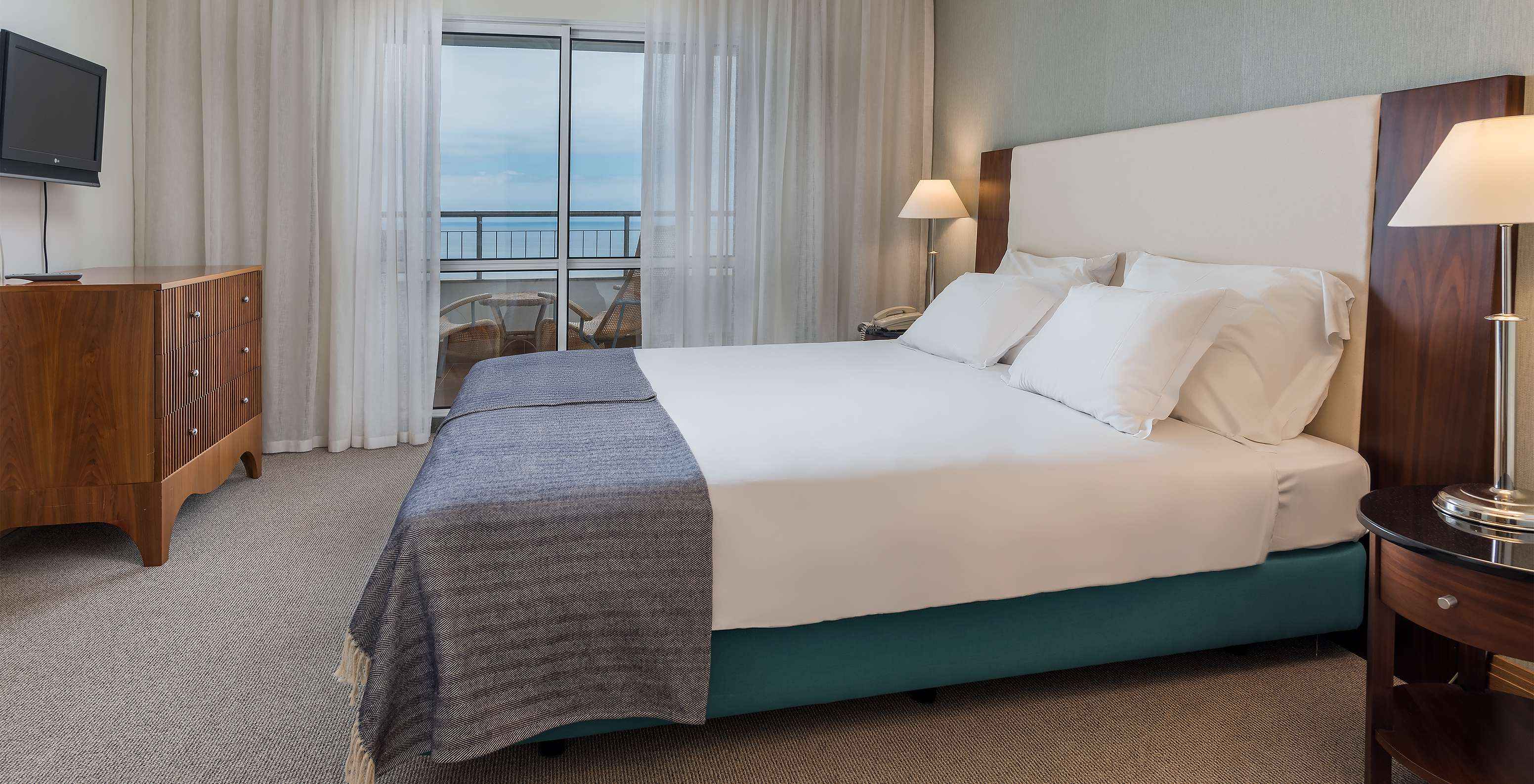 La Master Suite Vista Mar del Pestana Grand tiene una cama de matrimonio con televisor y balcón