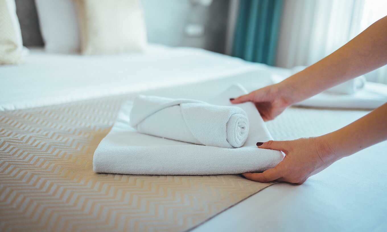 El Apartamento T1 del Pestana Madeira Beach Club tiene una cama matrimonial con toallas de baño de rostro y de cuerpo