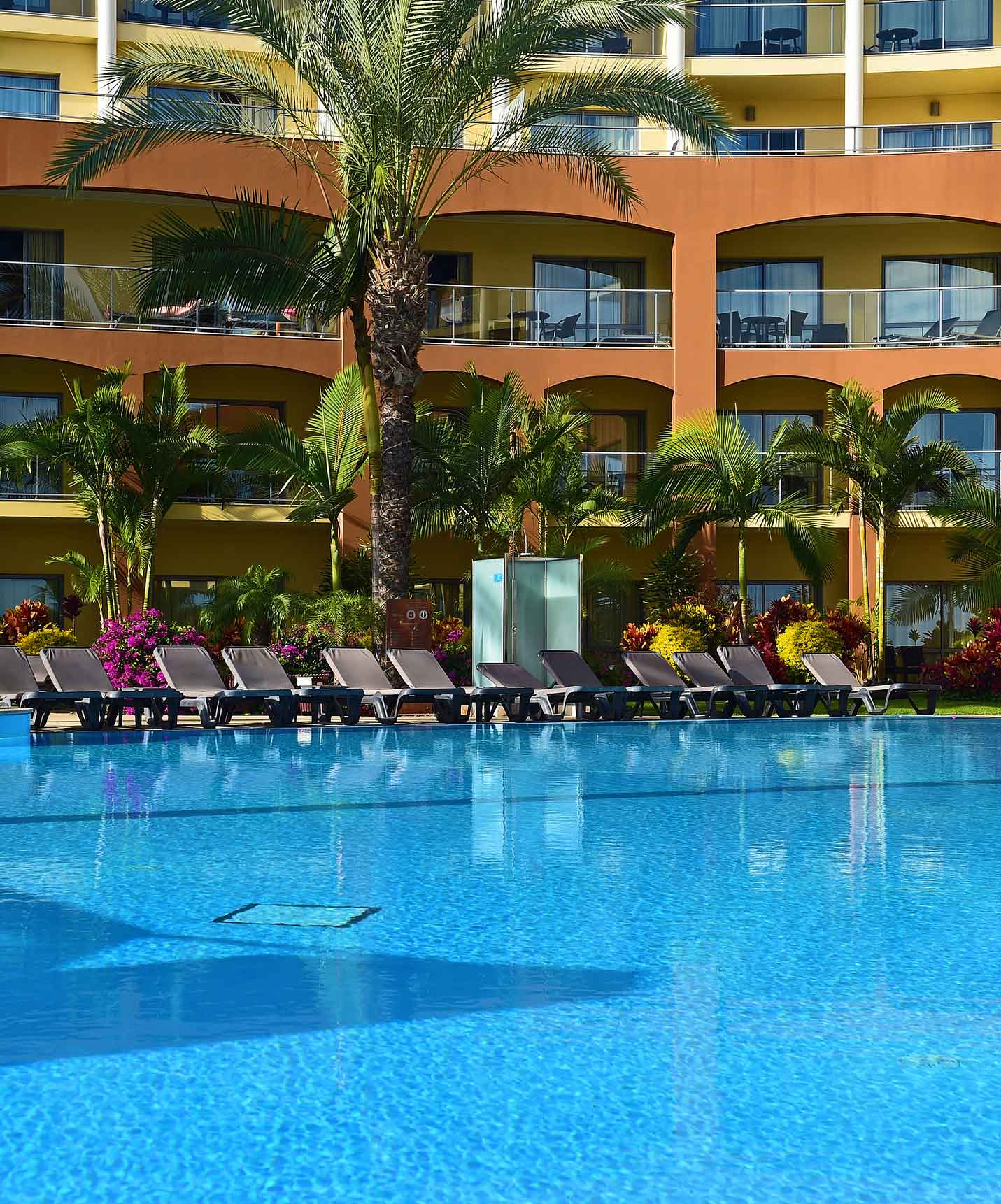 El Pestana Promenade, un hotel en Madeira, cerca de la playa y del Lido, tiene una piscina exterior con varias tumbonas