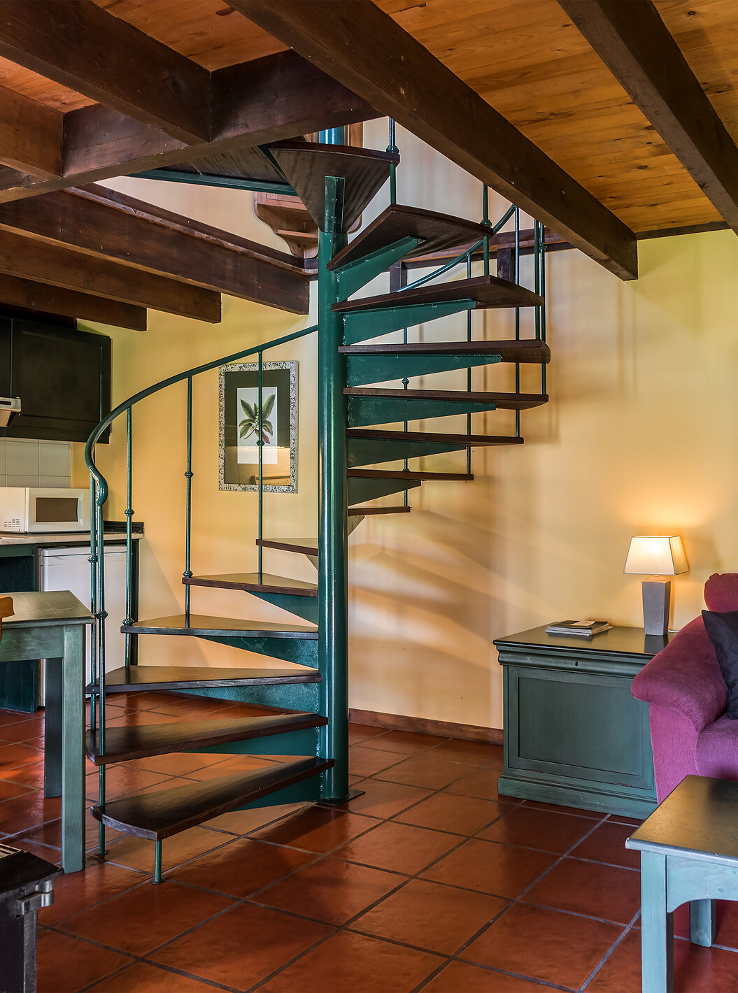 Las Villas Duplex del Pestana Quinta do Arco tienen un sofá con mesa de apoyo, cocina, mesa de comedor y escaleras metálicas