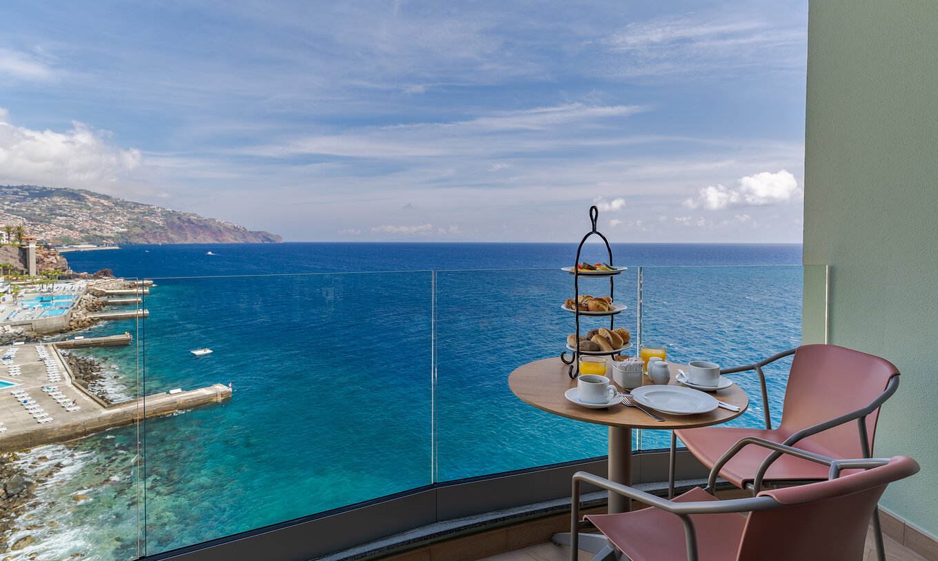 El Superior Vista Mar del Pestana Vila Lido Madeira tiene un balcón con una mesa con snacks y vista al mar