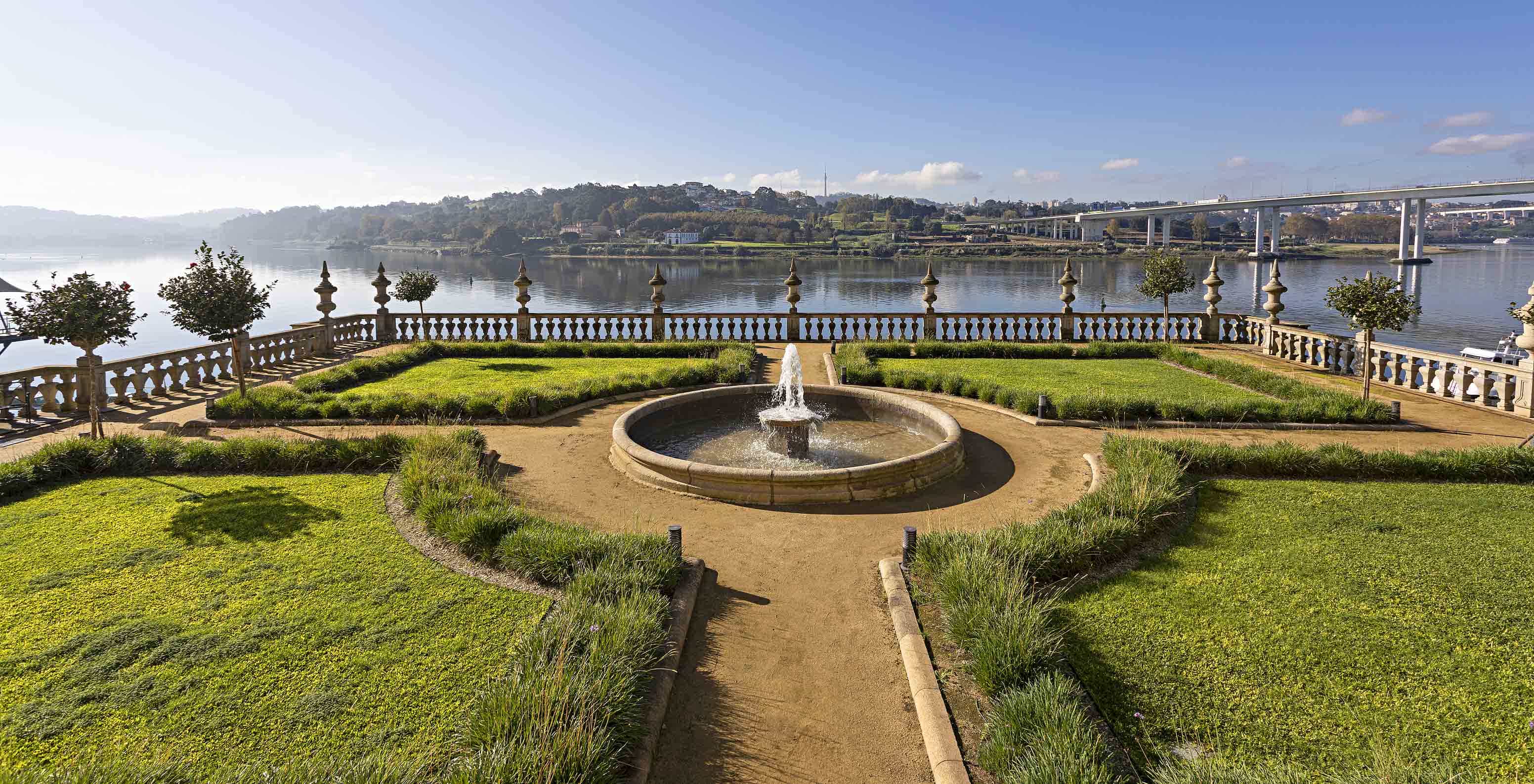Vista de los jardines del Pestana Palácio do Freixo, con una fuente en el centro y el río Duero detrás